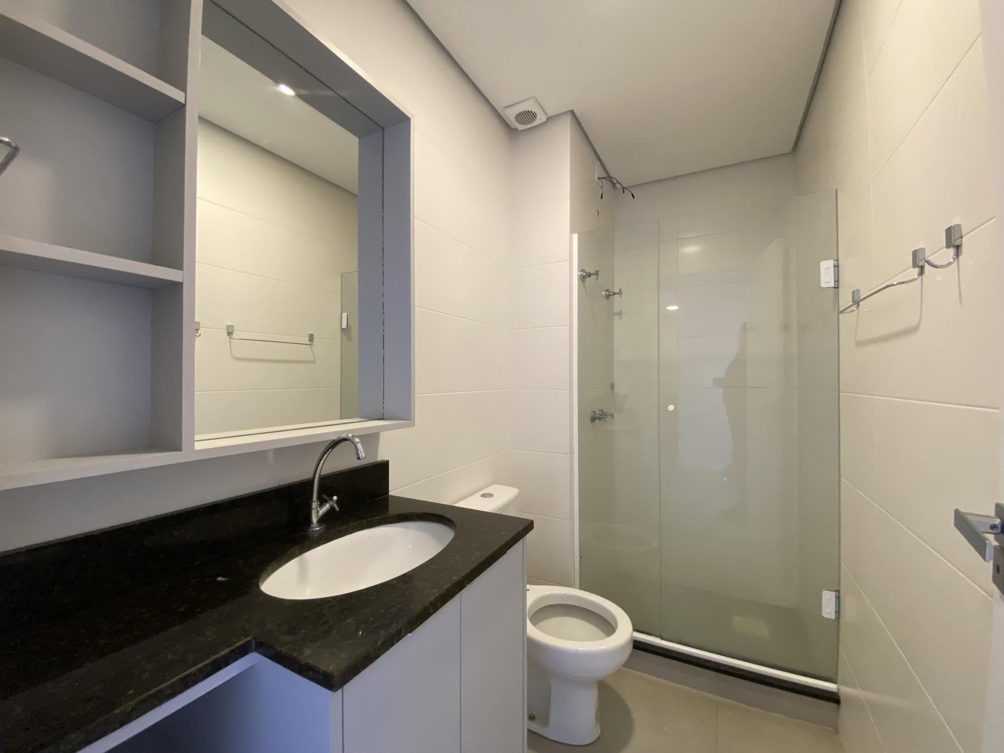 Apartamento semimobiliado de 1 dormitório, sala de estar, sacada, churrasqueira e garagem — Apartamento com 1 quarto para alugar em Centro, Santa Maria/RS