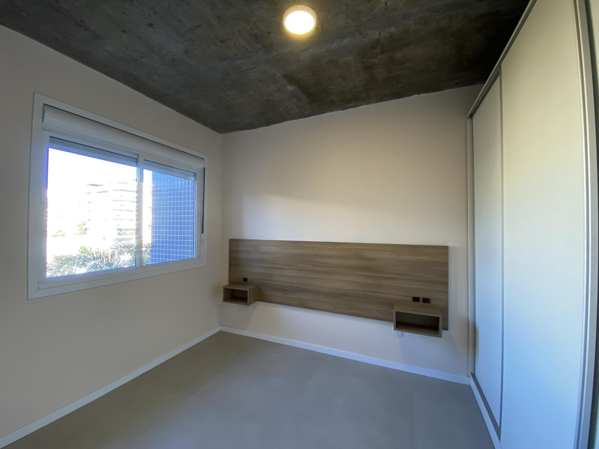 Apartamento semimobiliado de 1 dormitório, sala de estar, sacada, churrasqueira e garagem — Apartamento com 1 quarto para alugar em Centro, Santa Maria/RS