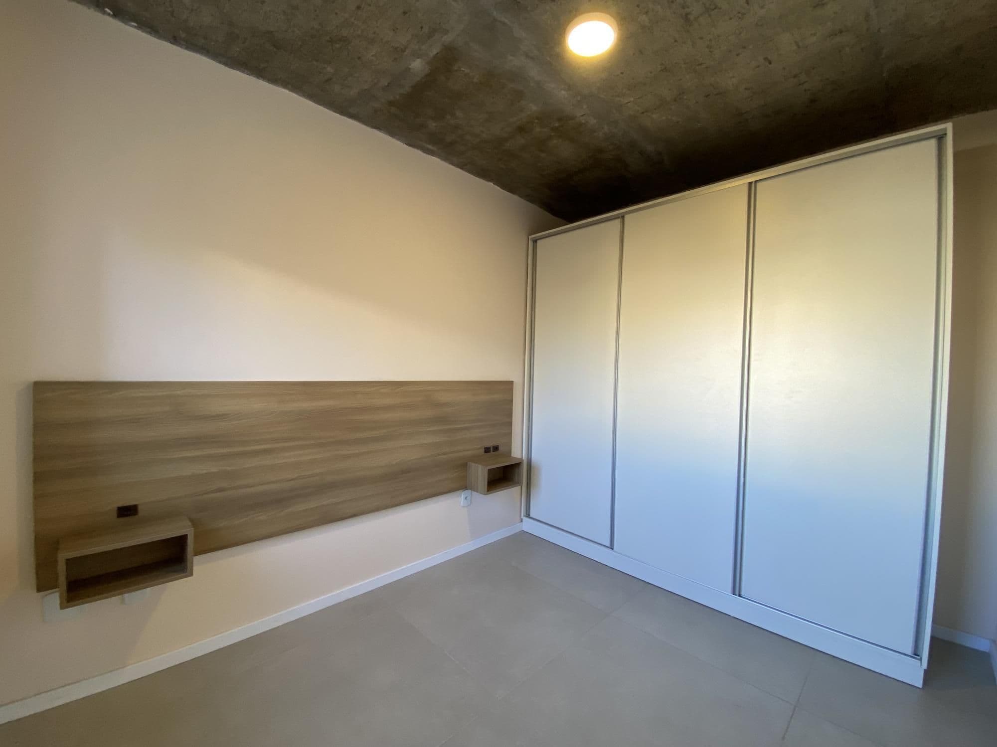 Apartamento semimobiliado de 1 dormitório, sala de estar, sacada, churrasqueira e garagem — Apartamento com 1 quarto para alugar em Centro, Santa Maria/RS