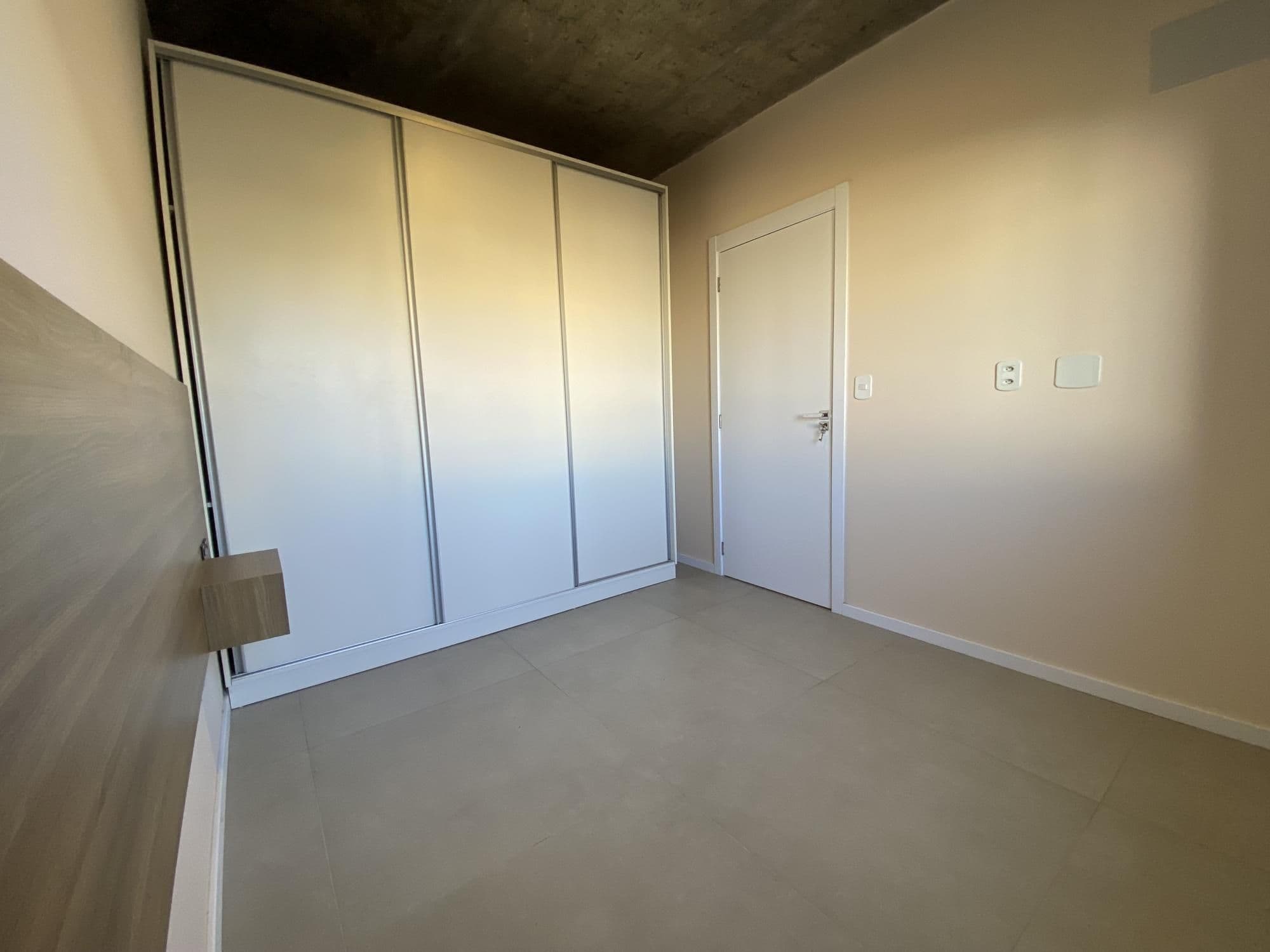 Apartamento semimobiliado de 1 dormitório, sala de estar, sacada, churrasqueira e garagem — Apartamento com 1 quarto para alugar em Centro, Santa Maria/RS
