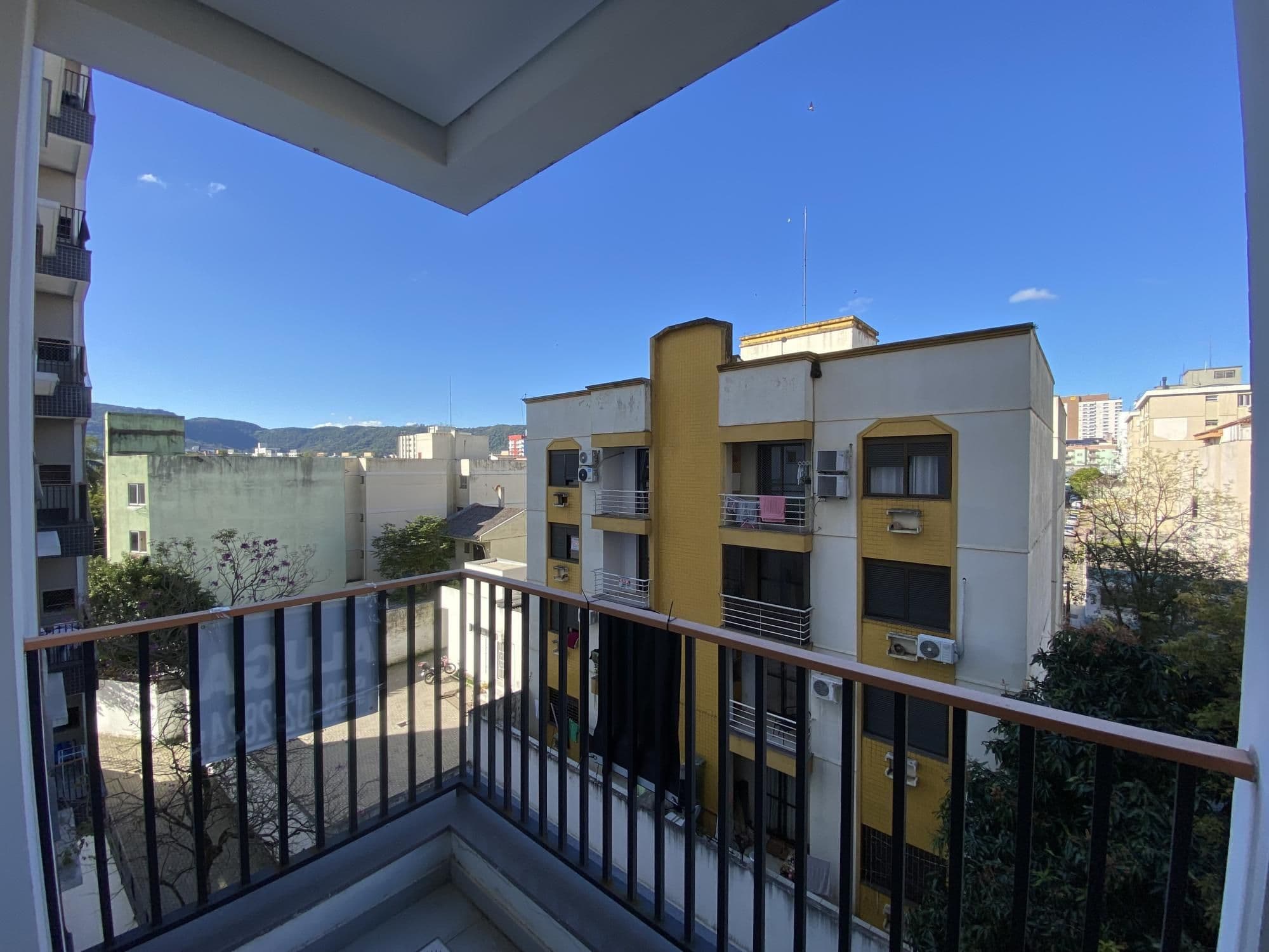 Apartamento semimobiliado de 1 dormitório, sala de estar, sacada, churrasqueira e garagem — Apartamento com 1 quarto para alugar em Centro, Santa Maria/RS