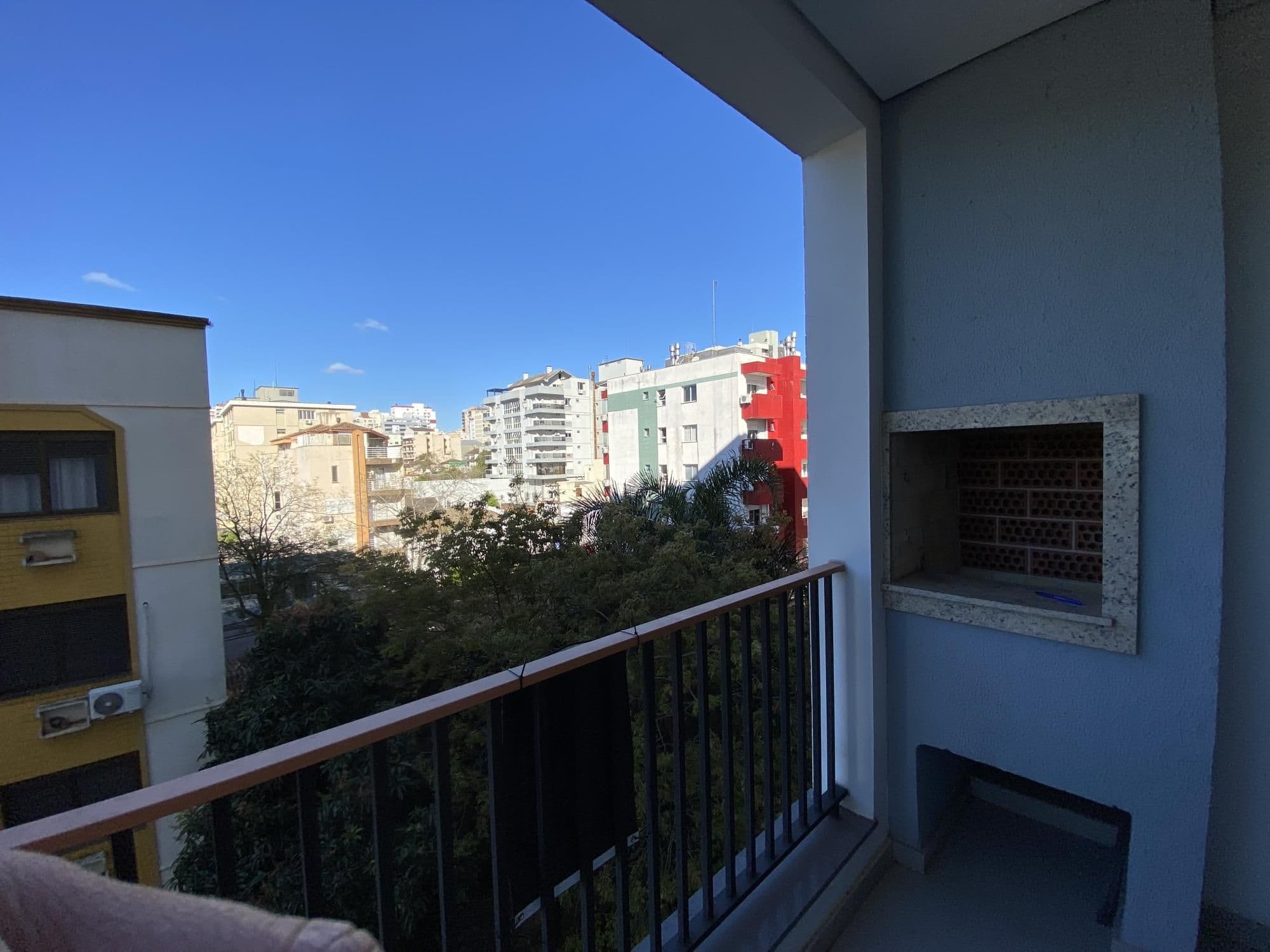 Apartamento semimobiliado de 1 dormitório, sala de estar, sacada, churrasqueira e garagem — Apartamento com 1 quarto para alugar em Centro, Santa Maria/RS