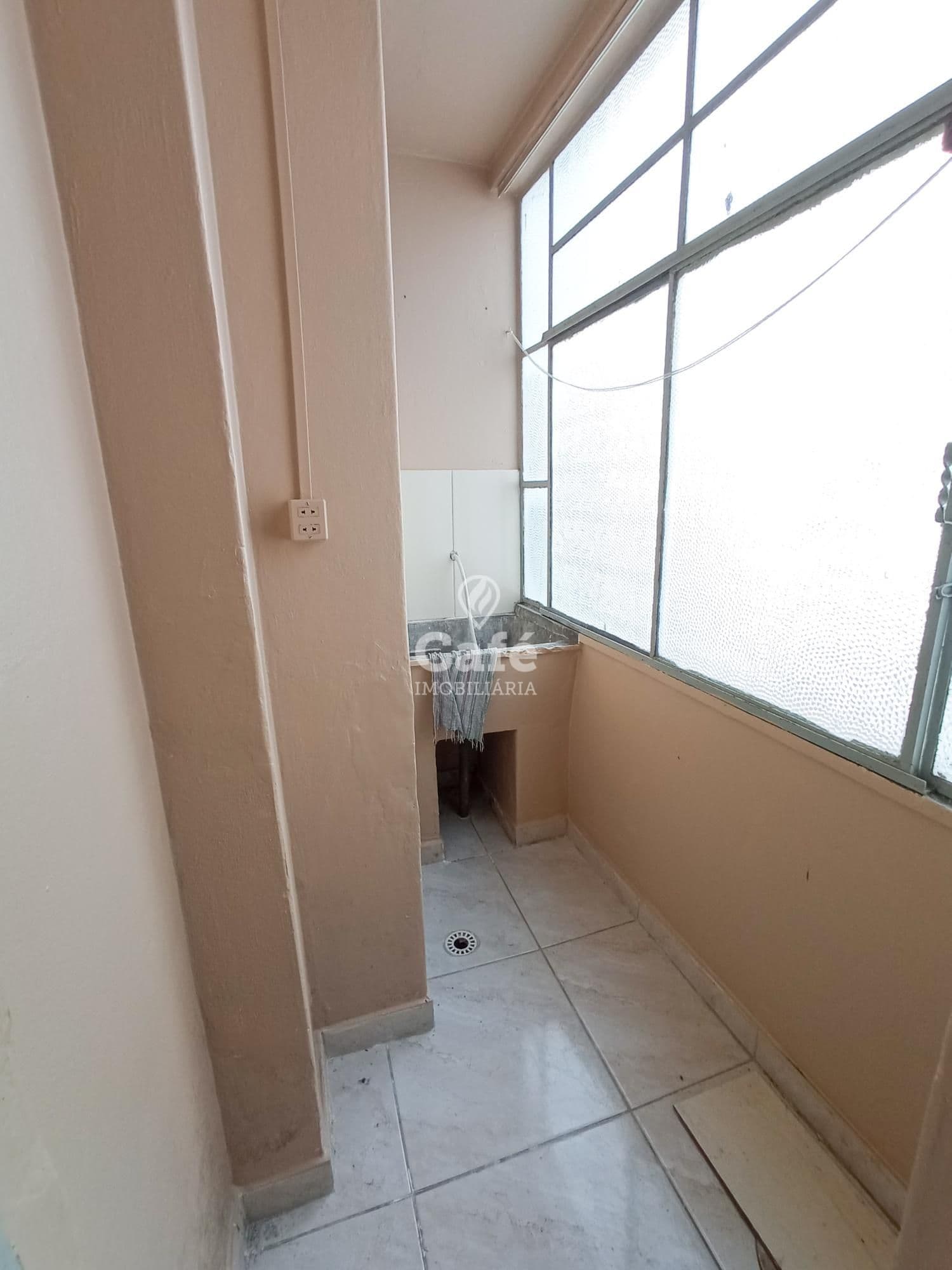 Apartamento Central De 3 Dormitórios, Sala de Estar, Banheiro Social, Cozinha e Área de Se — Apartamento com 3 quartos à venda em Nossa Senhora de Fátima, Santa Maria/RS