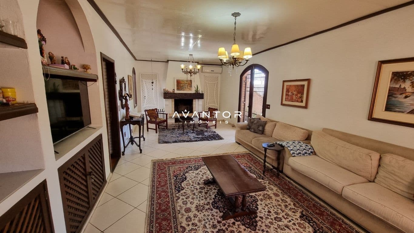 Sala de estar com sofá e tv — Casa com 3 quartos à venda em Nossa Senhora de Lourdes, Santa Maria/RS