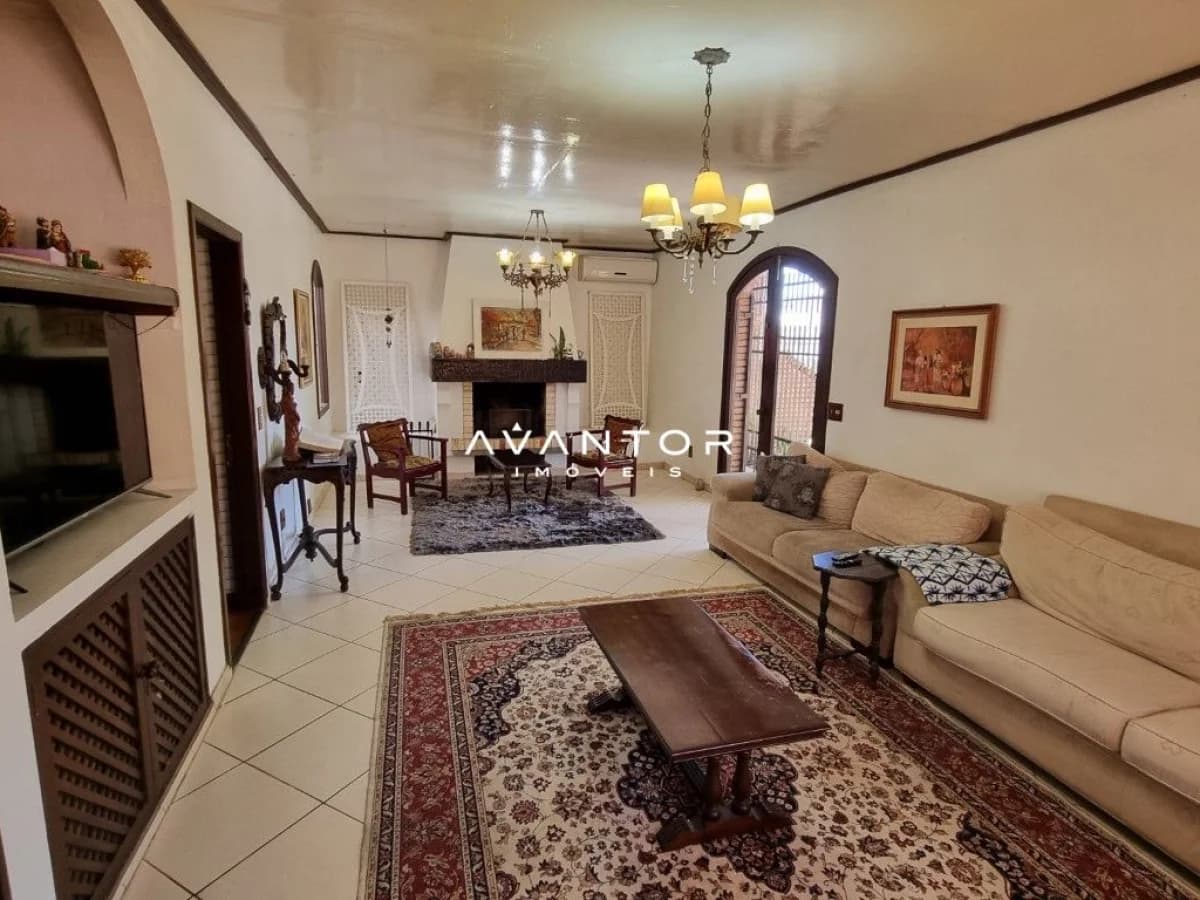 Sala de estar com sofá e tv — Casa com 3 quartos à venda em Nossa Senhora de Lourdes, Santa Maria/RS
