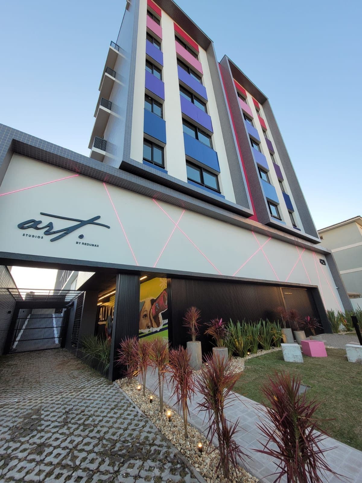 Fachada do prédio com comercial térreo — Apartamento com 1 quarto à venda em Camobi, Santa Maria/RS