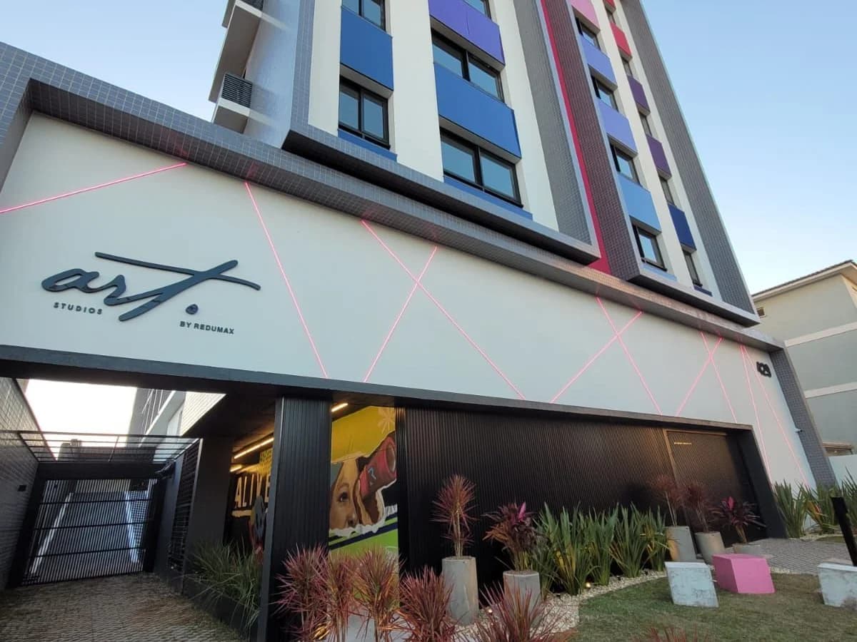 Fachada do prédio com comercial térreo — Apartamento com 1 quarto à venda em Camobi, Santa Maria/RS