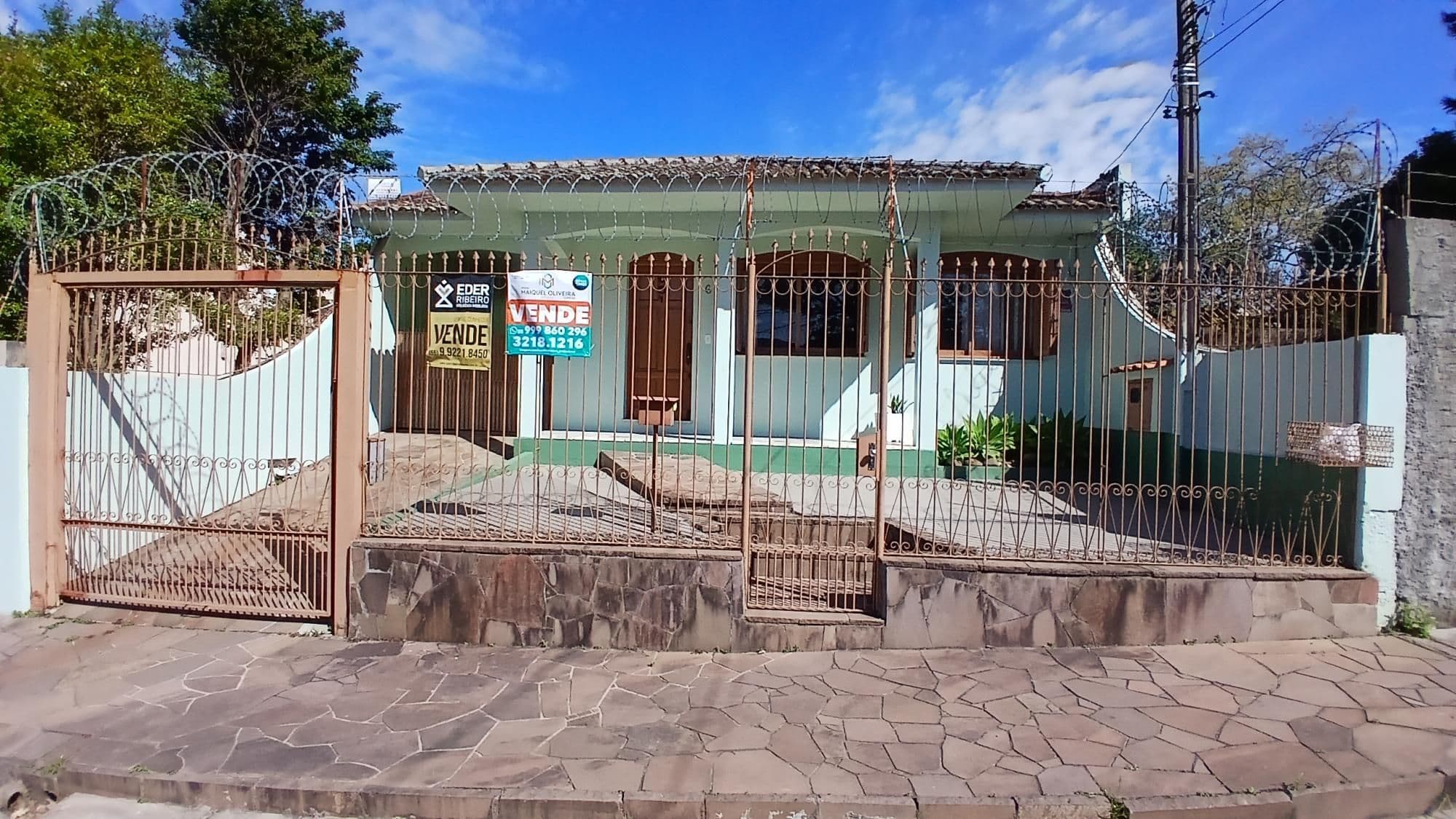 Fachada da casa com portão — Casa com 4 quartos à venda em Nossa Senhora do Rosário, Santa Maria/RS