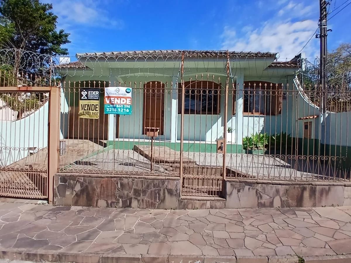 Fachada da casa com portão — Casa com 4 quartos à venda em Nossa Senhora do Rosário, Santa Maria/RS