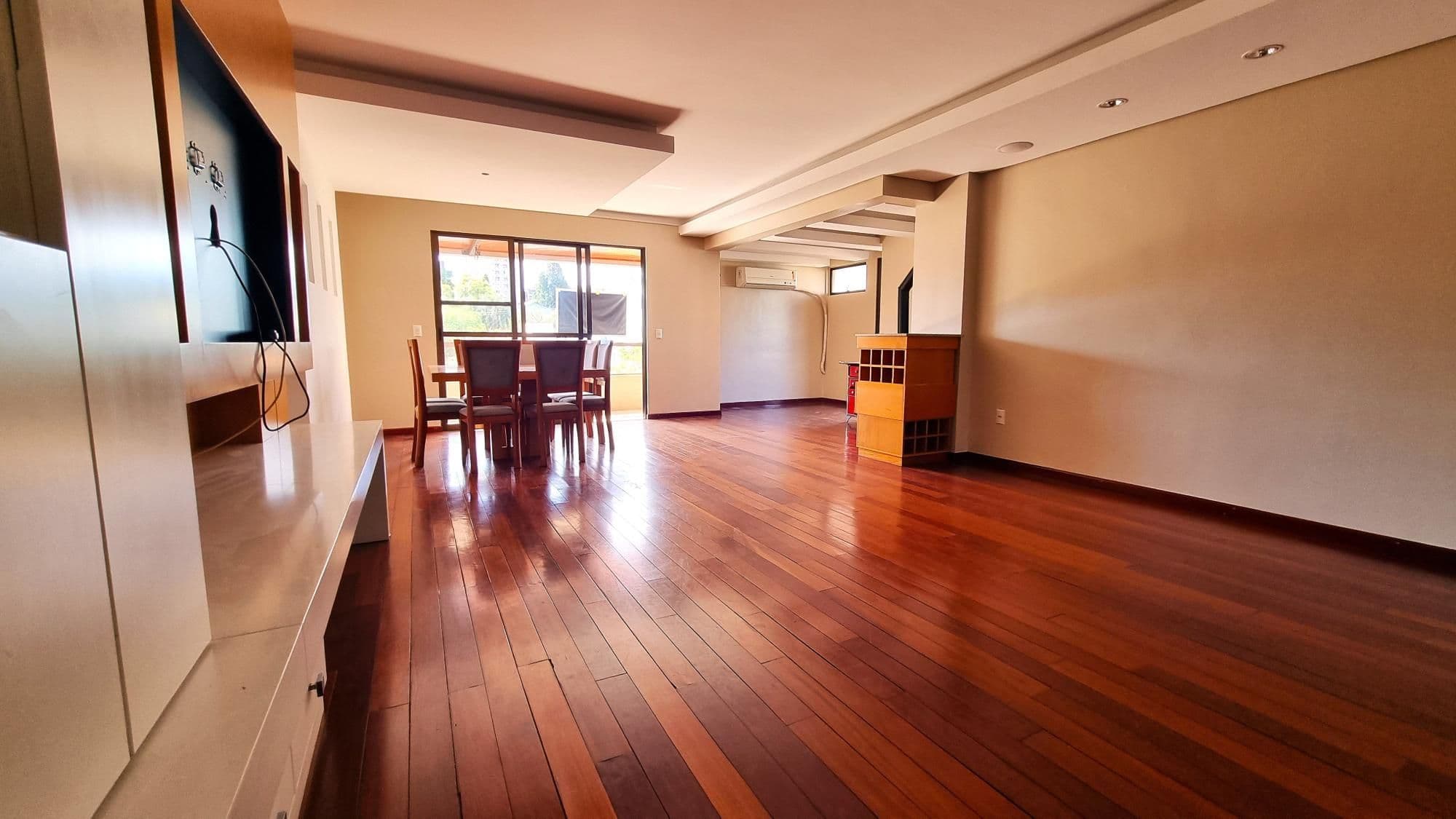 Sala de estar integrada à cozinha com piso de madeira — Apartamento com 4 quartos à venda em Patronato, Santa Maria/RS