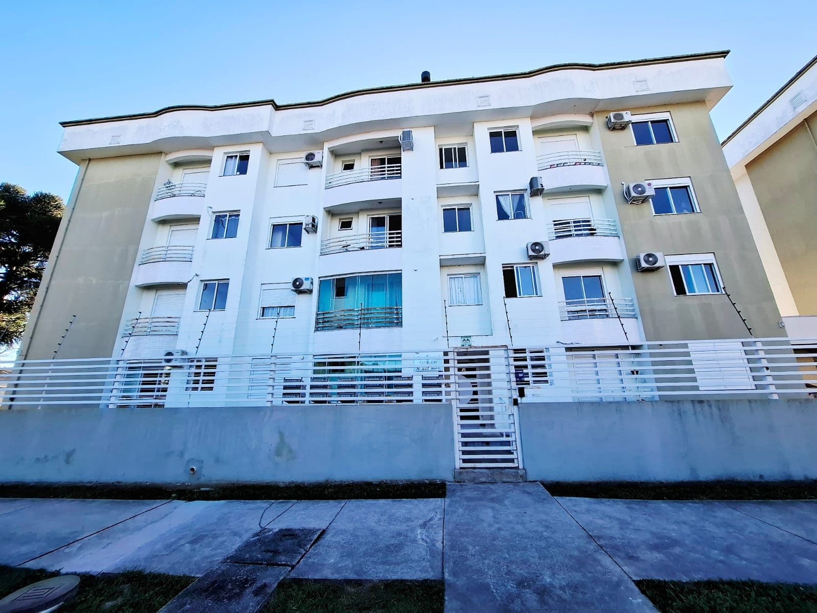 Fachada do prédio com sacadas — Apartamento com 1 quarto à venda no Residencial Tanisa VI, em Camobi, Santa Maria/RS