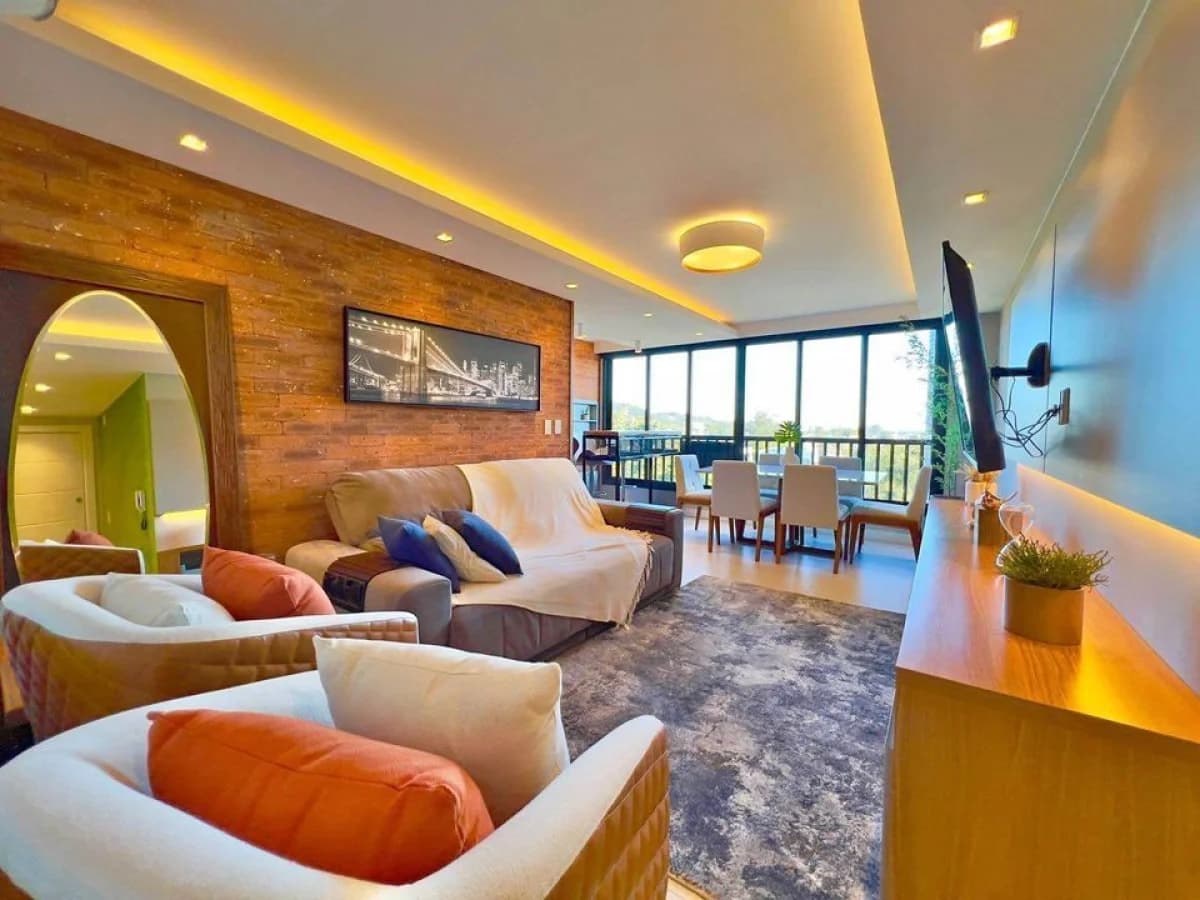 Sala de estar integrada com poltronas e sofá — Apartamento com 2 quartos à venda em Nossa Senhora de Lourdes, Santa Maria/RS