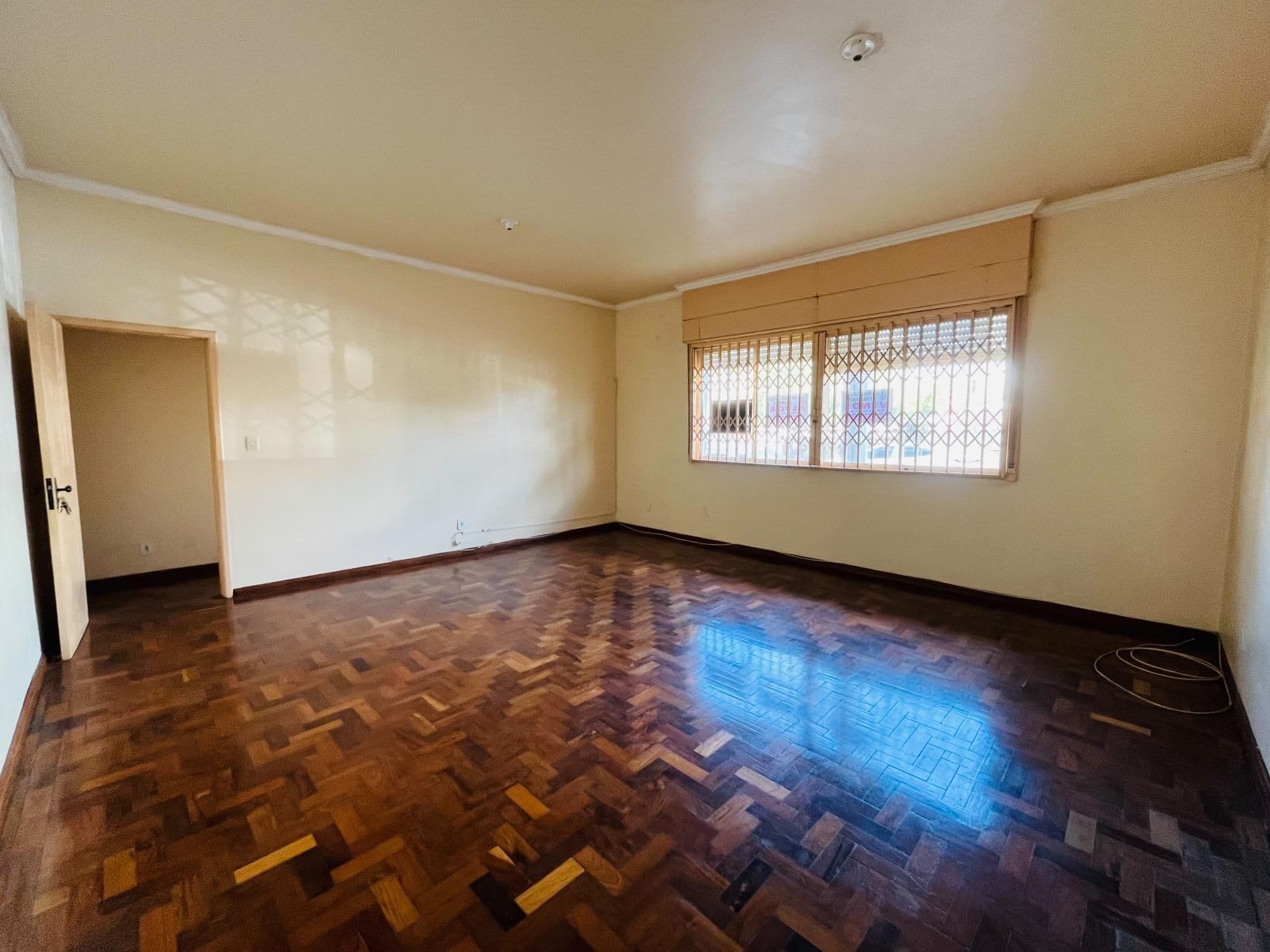Sala de estar com piso em madeira — Apartamento com 3 quartos à venda em Nossa Senhora do Rosário, Santa Maria/RS