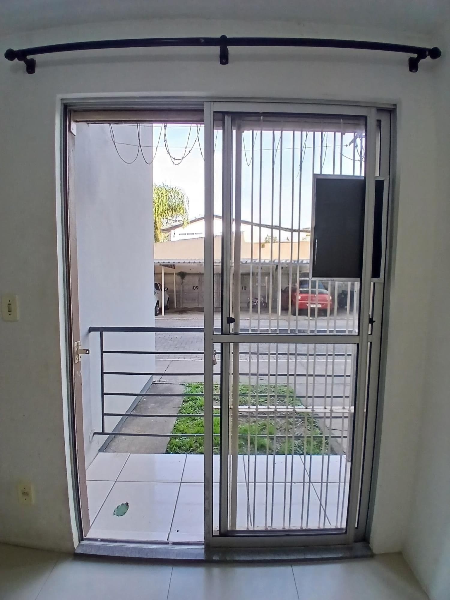Apartamento térreo de 3 dormitórios, sala de estar, banheiro social, cozinha, área de serv — Apartamento com 3 quartos para alugar em Nossa Senhora do Rosário, Santa Maria/RS