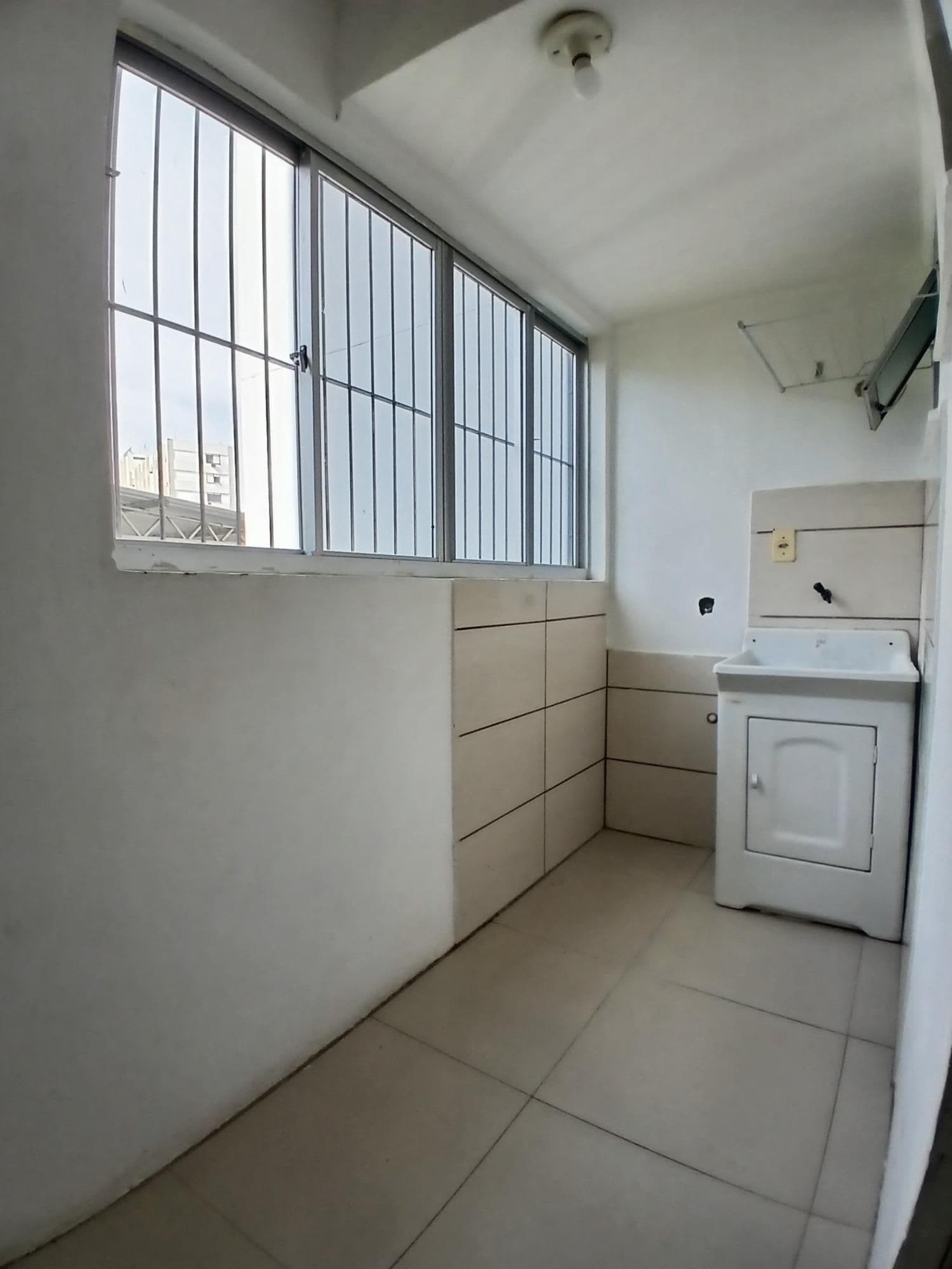 Apartamento térreo de 3 dormitórios, sala de estar, banheiro social, cozinha, área de serv — Apartamento com 3 quartos para alugar em Nossa Senhora do Rosário, Santa Maria/RS