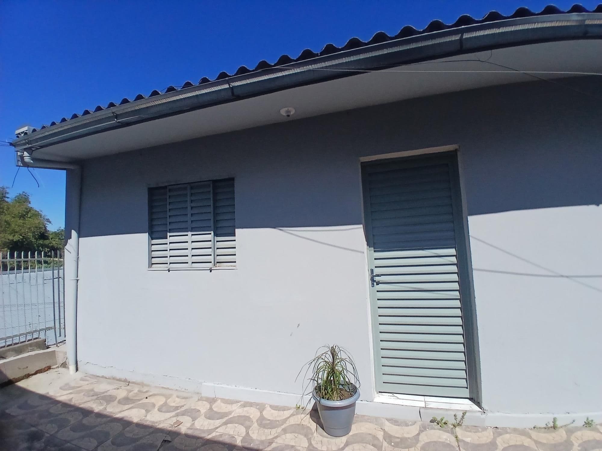 Casa de 1 dormitório, sala e cozinha conjugadas e área de serviço para locação — Casa com 1 quarto para alugar em Nossa Senhora de Lourdes, Santa Maria/RS
