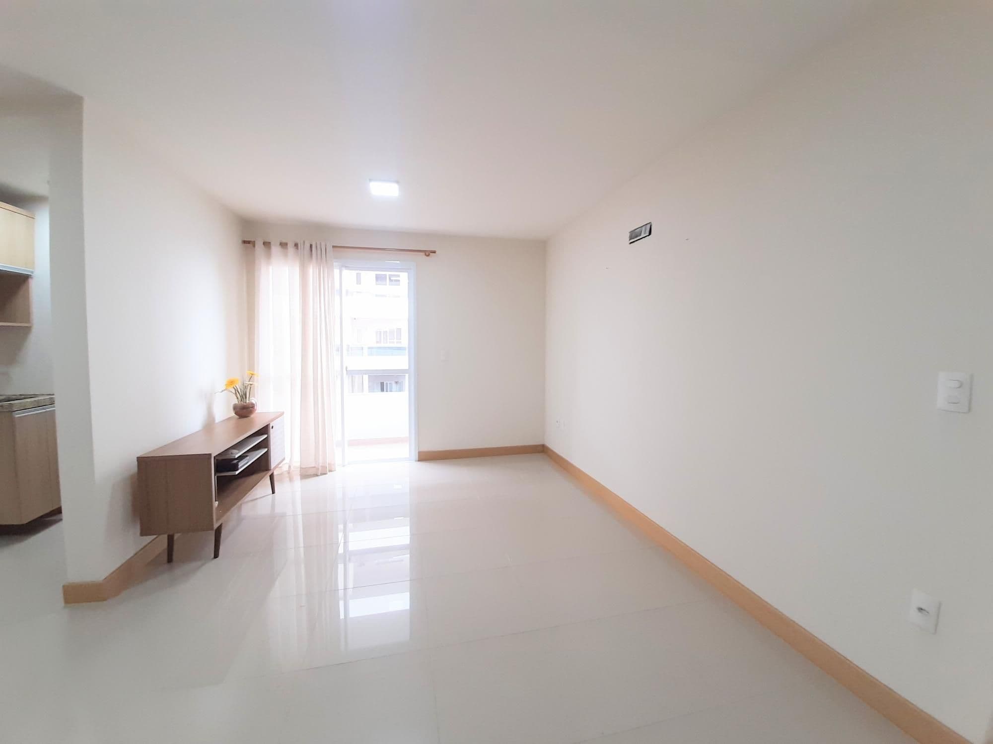Apartamento 2 quartos, suíte, andar alto, com 2 sacadas churrasqueira elevador e garagem — Apartamento com 2 quartos para alugar em Centro, Santa Maria/RS