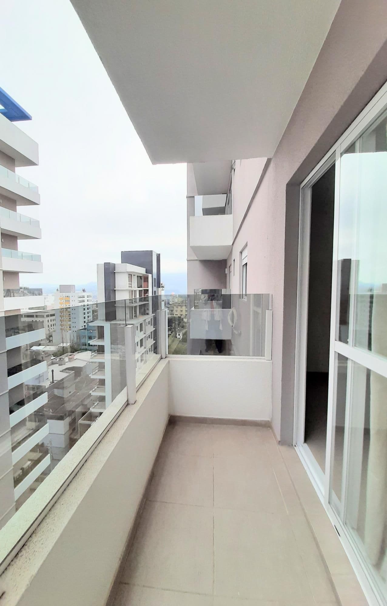 Apartamento 2 quartos, suíte, andar alto, com 2 sacadas churrasqueira elevador e garagem — Apartamento com 2 quartos para alugar em Centro, Santa Maria/RS