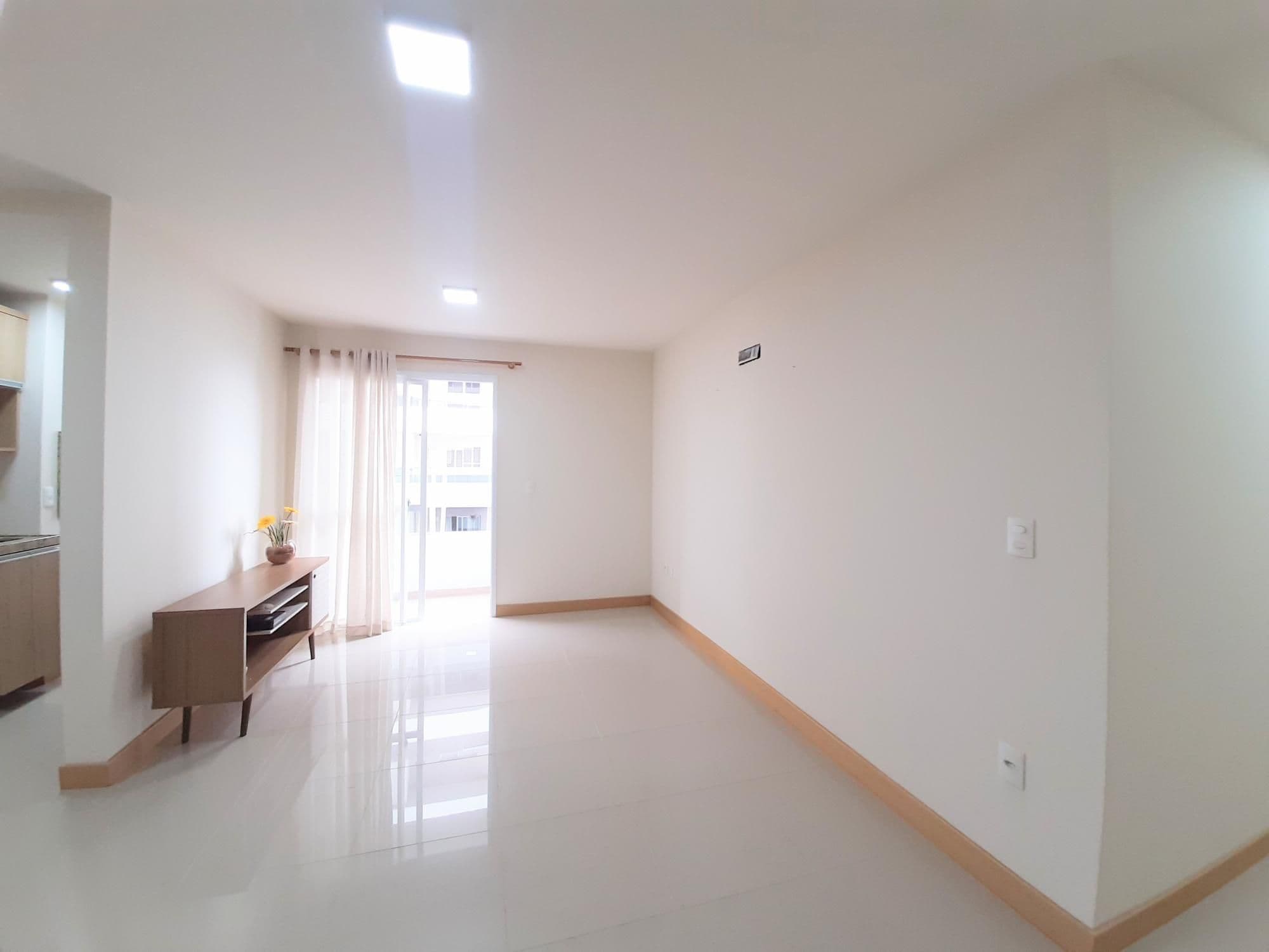 Apartamento 2 quartos, suíte, andar alto, com 2 sacadas churrasqueira elevador e garagem — Apartamento com 2 quartos para alugar em Centro, Santa Maria/RS