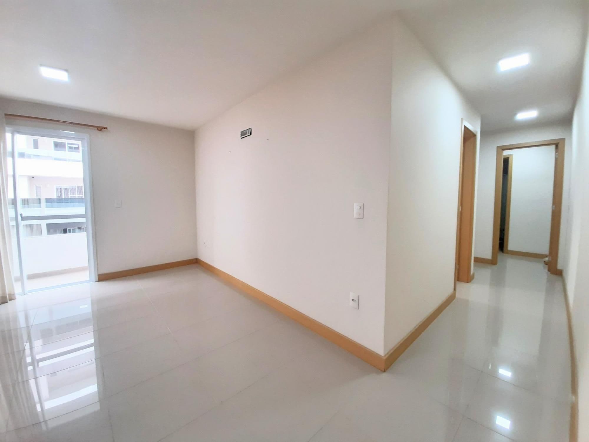 Apartamento 2 quartos, suíte, andar alto, com 2 sacadas churrasqueira elevador e garagem — Apartamento com 2 quartos para alugar em Centro, Santa Maria/RS