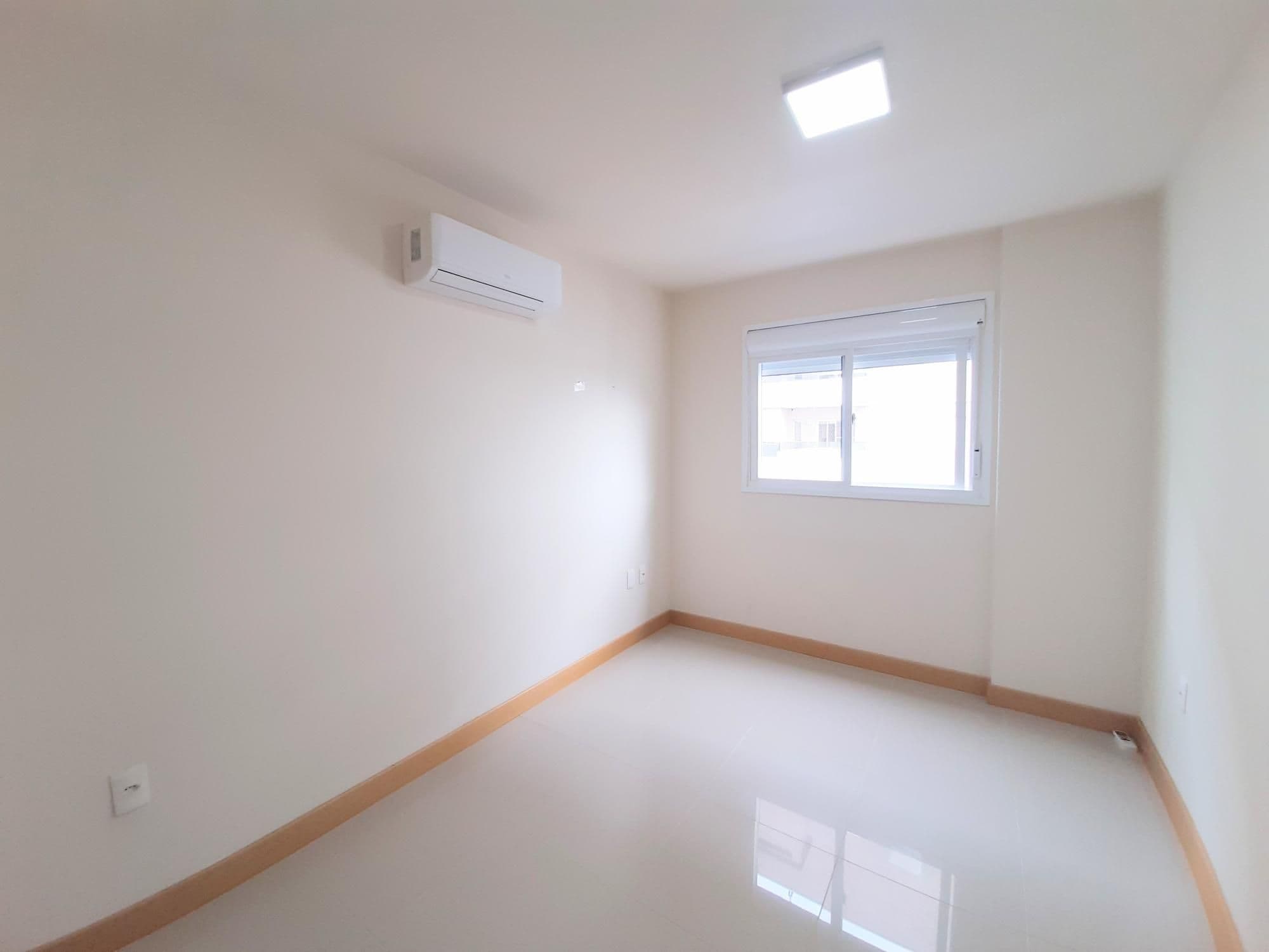 Apartamento 2 quartos, suíte, andar alto, com 2 sacadas churrasqueira elevador e garagem — Apartamento com 2 quartos para alugar em Centro, Santa Maria/RS