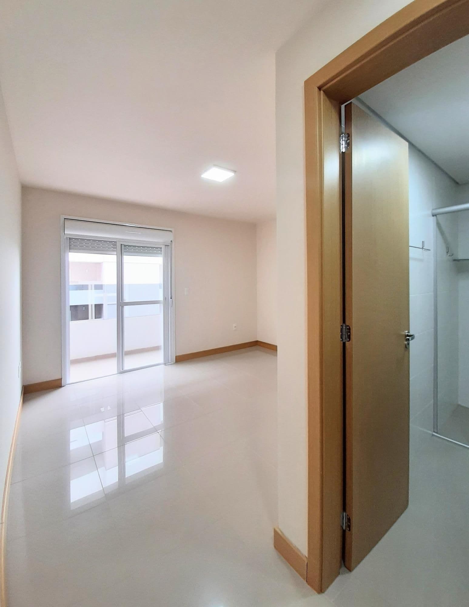 Apartamento 2 quartos, suíte, andar alto, com 2 sacadas churrasqueira elevador e garagem — Apartamento com 2 quartos para alugar em Centro, Santa Maria/RS