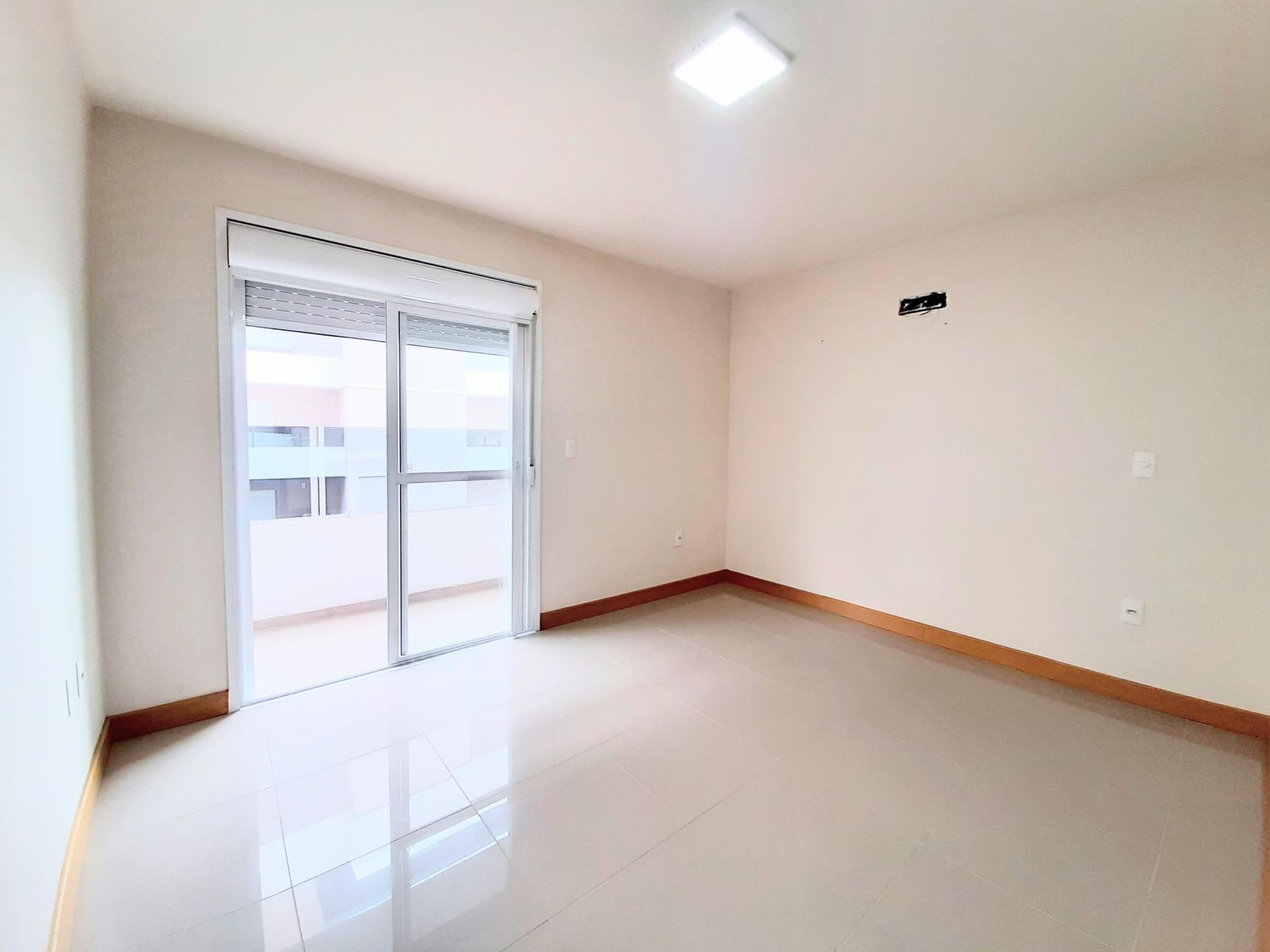 Apartamento 2 quartos, suíte, andar alto, com 2 sacadas churrasqueira elevador e garagem — Apartamento com 2 quartos para alugar em Centro, Santa Maria/RS