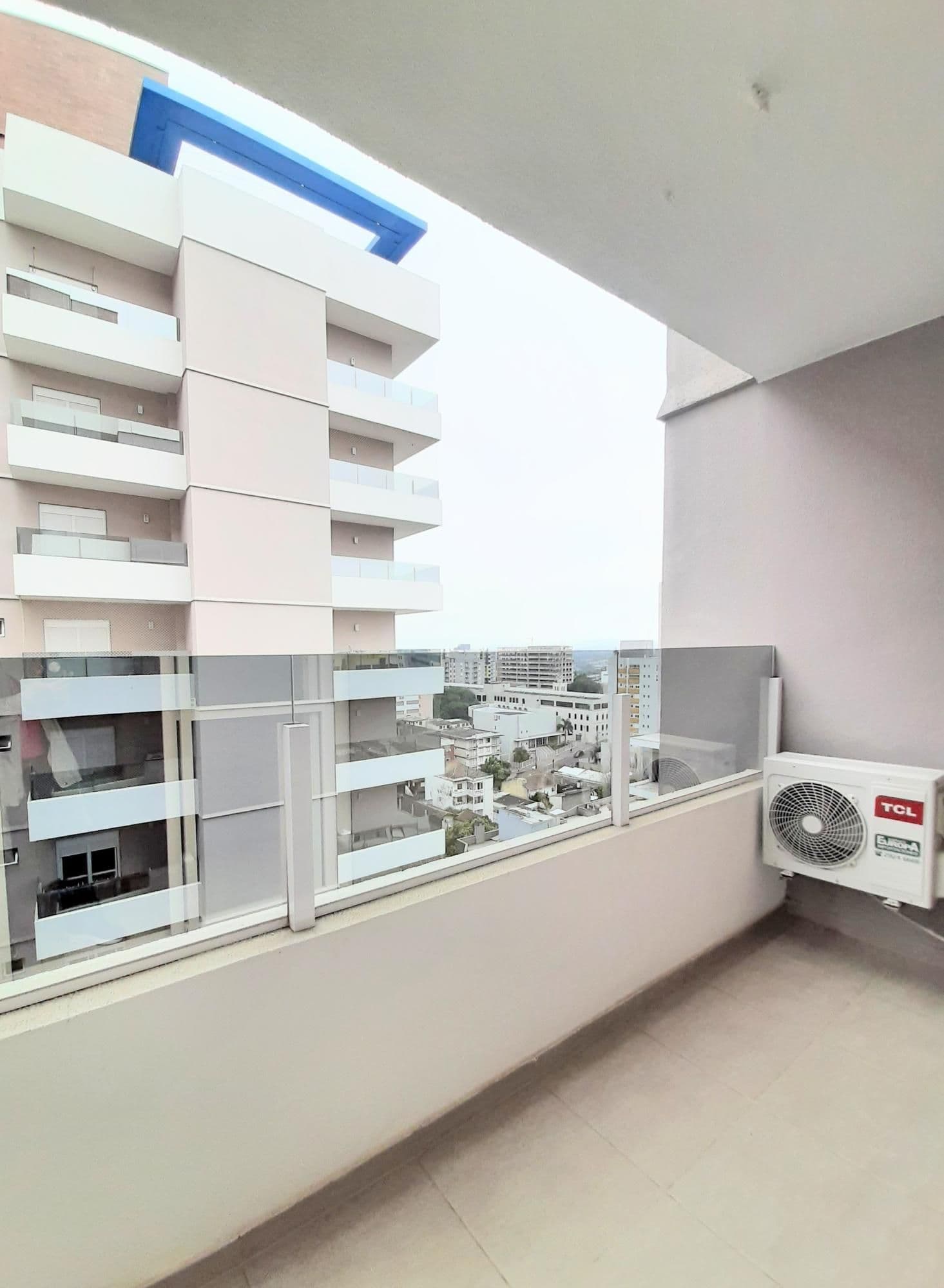 Apartamento 2 quartos, suíte, andar alto, com 2 sacadas churrasqueira elevador e garagem — Apartamento com 2 quartos para alugar em Centro, Santa Maria/RS