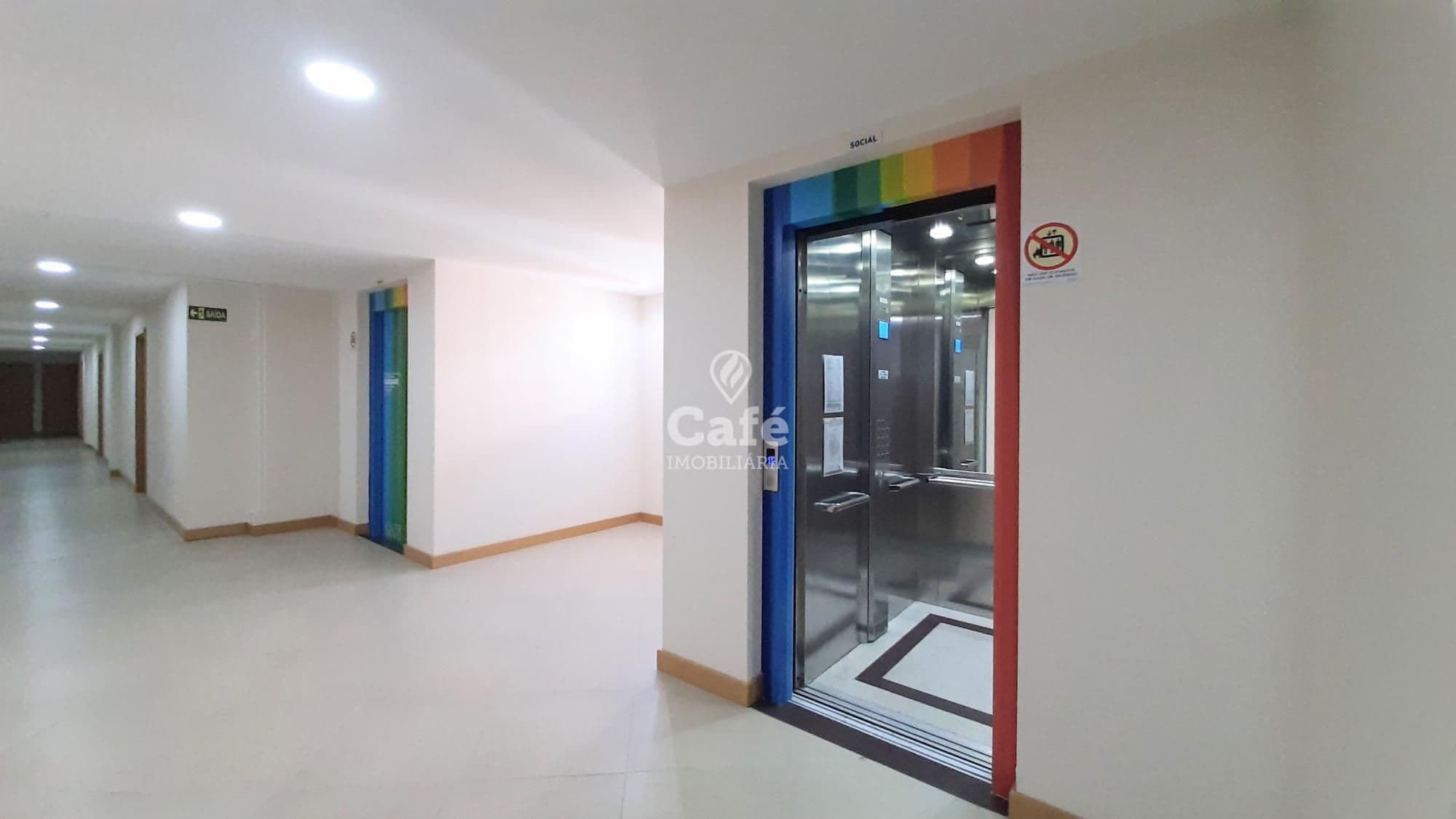 Apartamento 2 quartos, suíte, andar alto, com 2 sacadas churrasqueira elevador e garagem — Apartamento com 2 quartos para alugar em Centro, Santa Maria/RS
