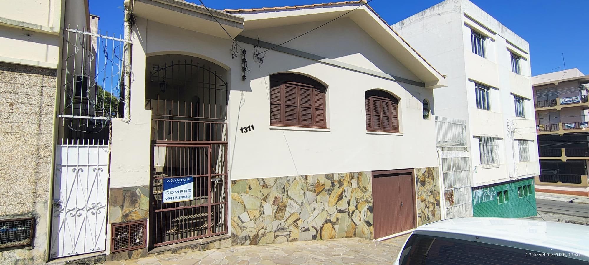 Fachada da casa com garagem — Casa com 3 quartos à venda em Centro, Santa Maria/RS