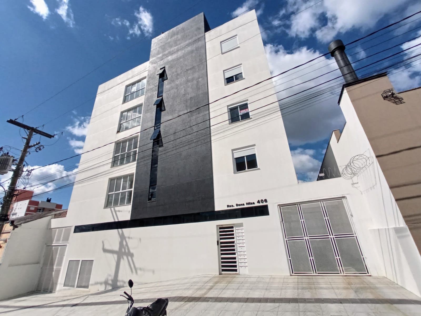 Fachada do prédio com garagem — Apartamento com 1 quarto à venda em Nossa Senhora do Rosário, Santa Maria/RS