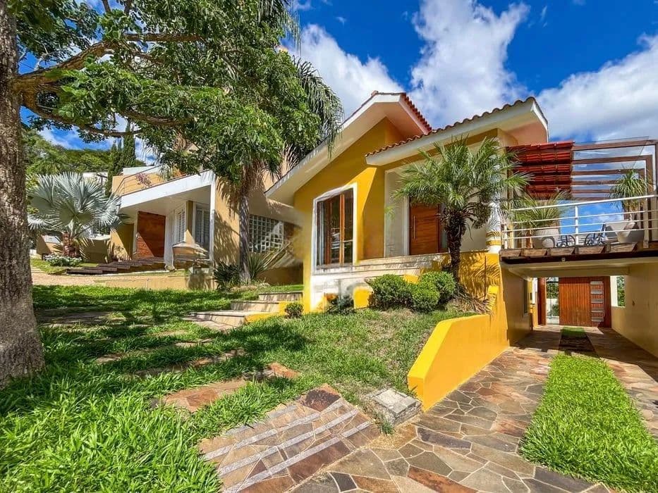 Fachada da casa com pátio e área verde — Casa com 3 quartos à venda em Nossa Senhora do Perpétuo Socorro, Santa Maria/RS