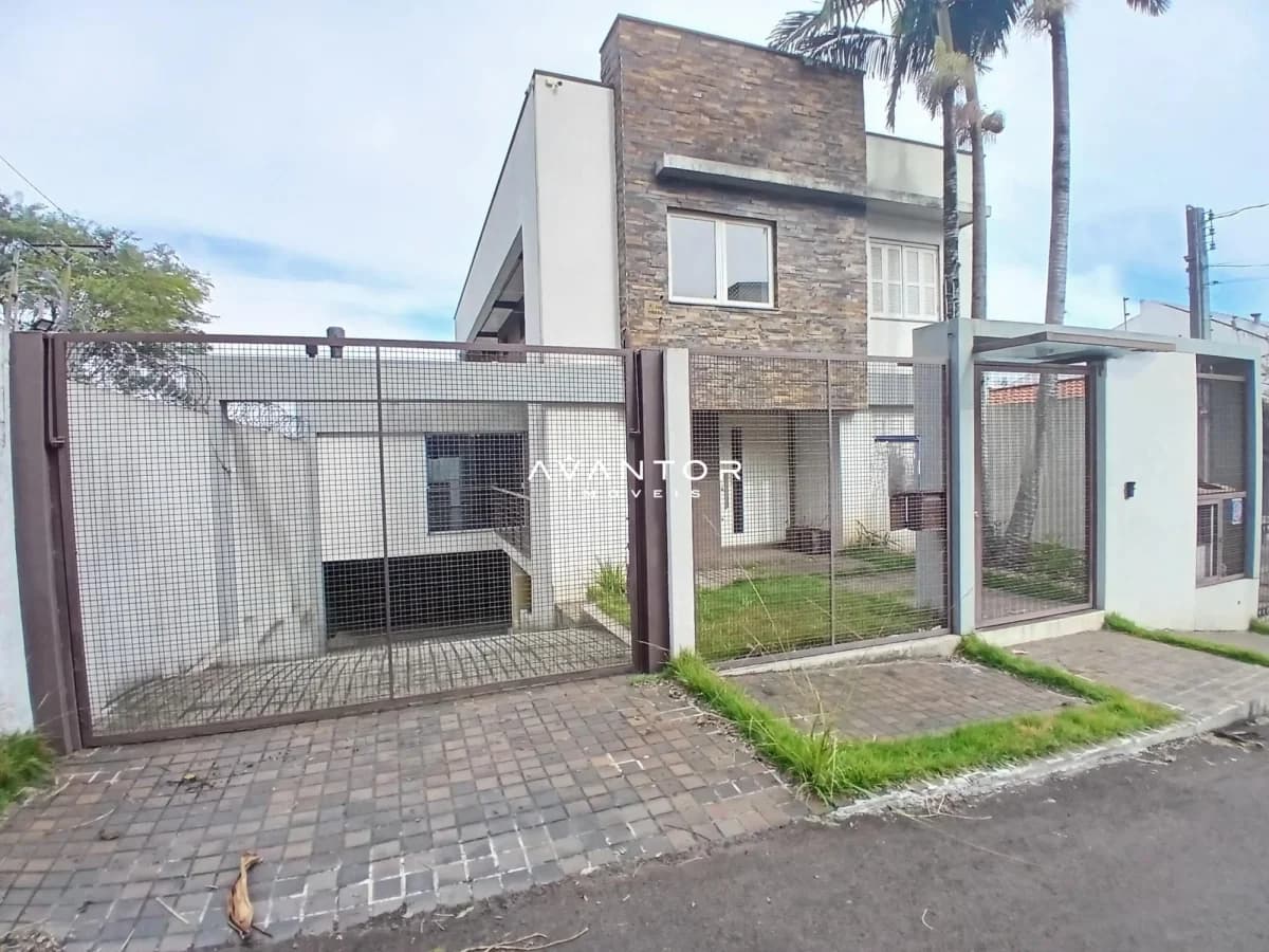 Fachada da casa com garagem — Casa com 4 quartos à venda em Nossa Senhora de Lourdes, Santa Maria/RS