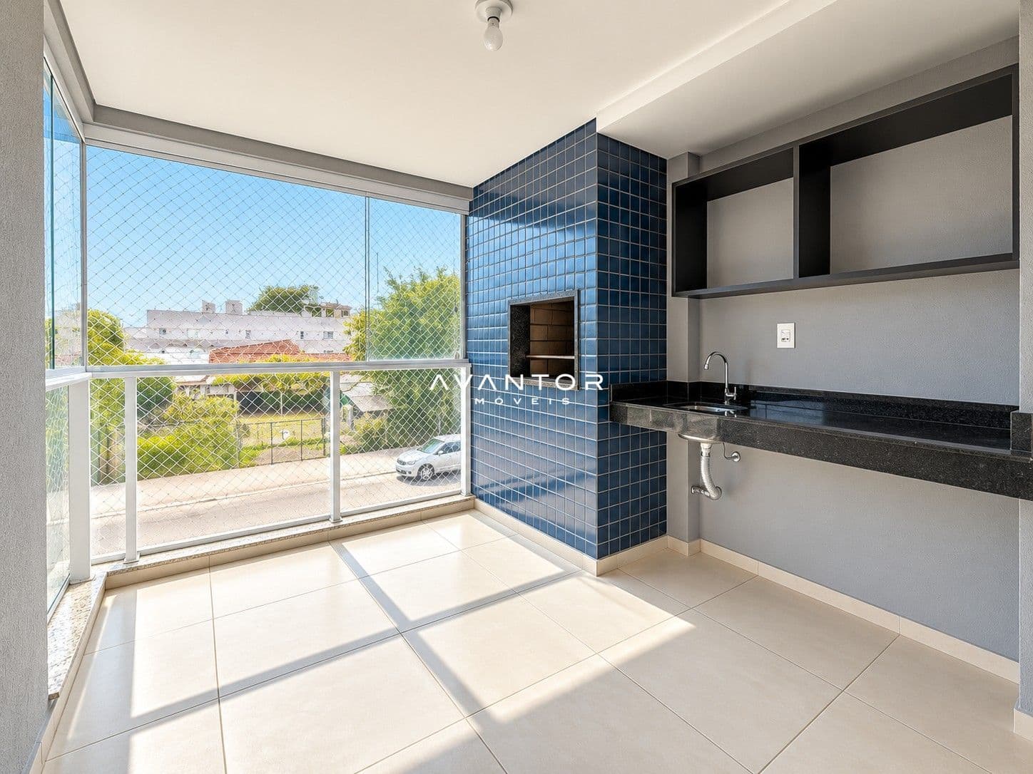 Cozinha com sacada e vista externa — Apartamento com 2 quartos à venda no Residencial Amaranto, em Camobi, Santa Maria/RS