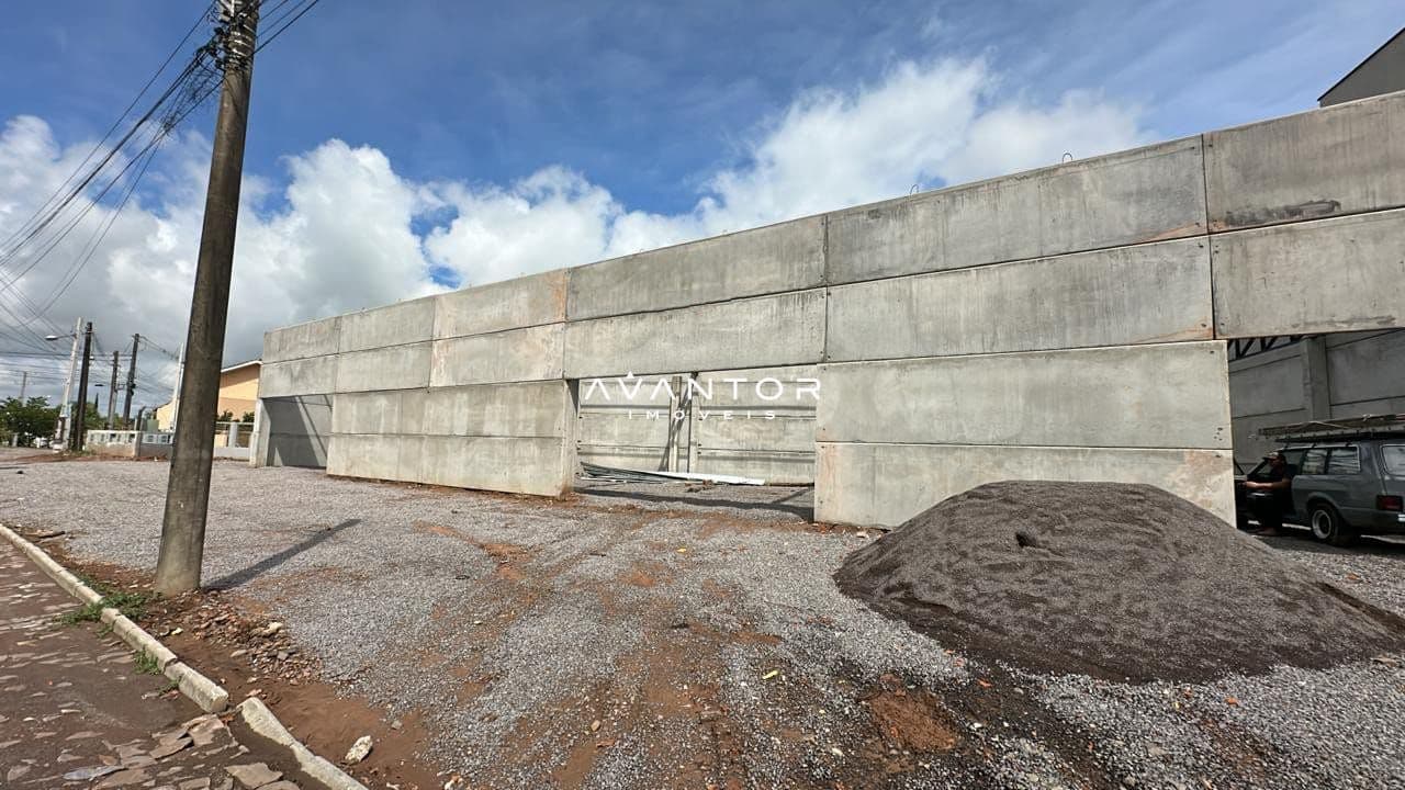 Terreno com estrutura de concreto — Loja com 1 sala para alugar em Camobi, Santa Maria/RS