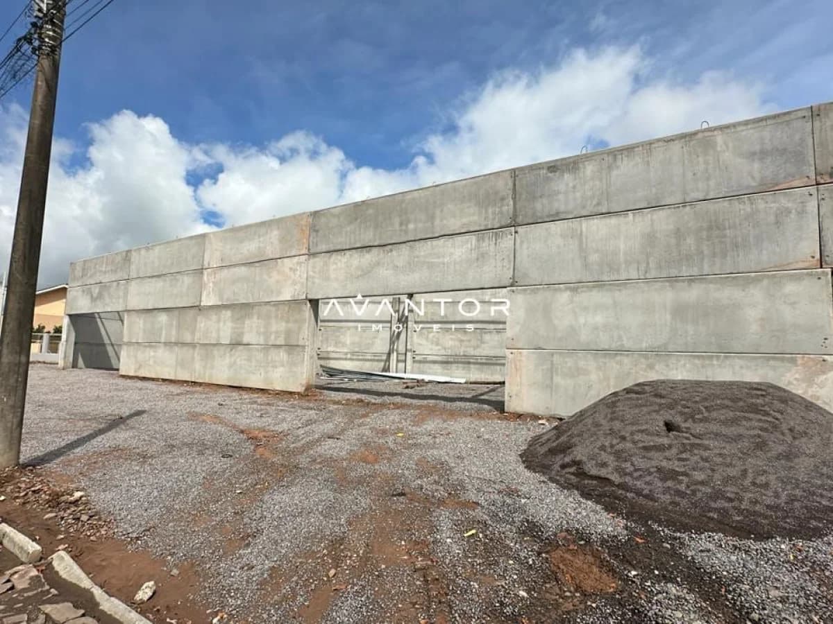 Terreno com estrutura de concreto — Loja com 1 sala para alugar em Camobi, Santa Maria/RS