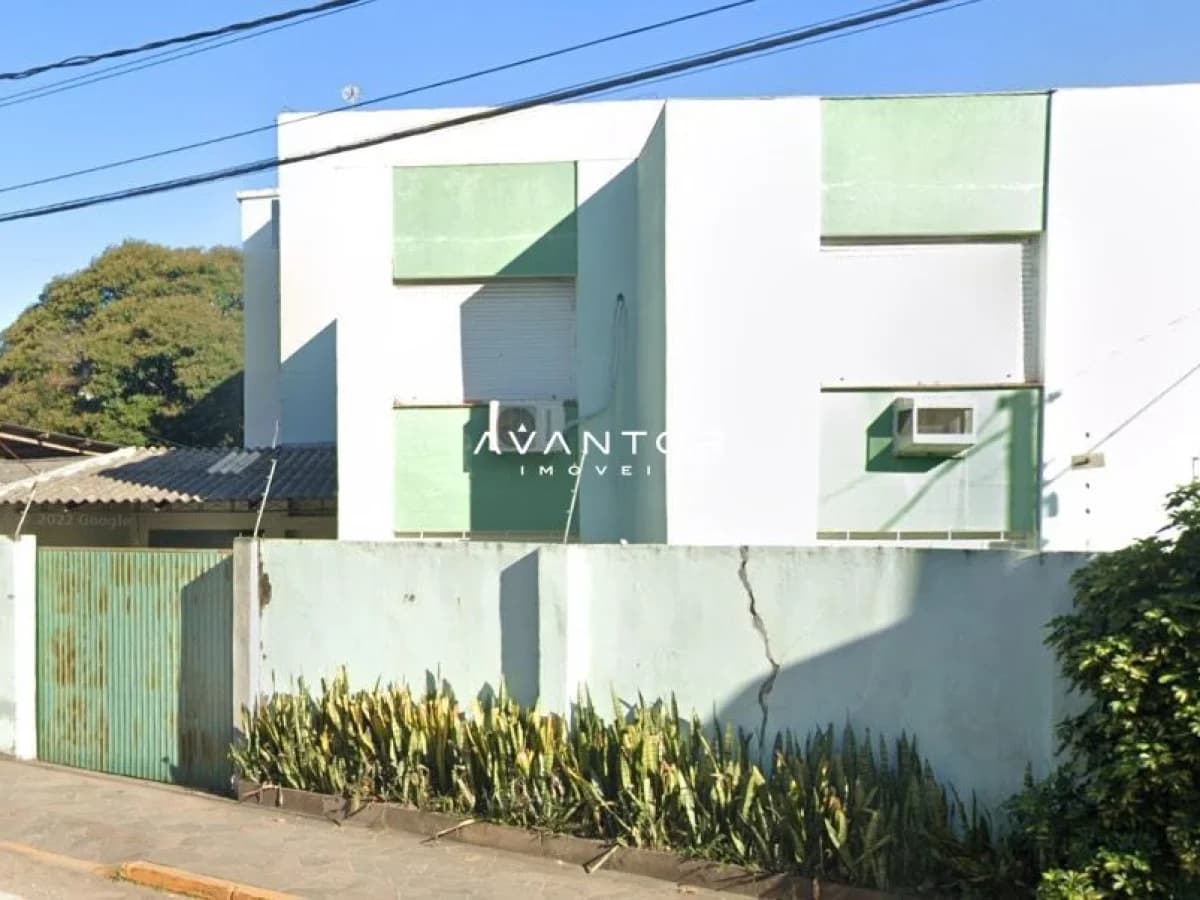 Fachada da casa com janelas verdes — Apartamento com 4 quartos à venda em Centro, Santa Maria/RS
