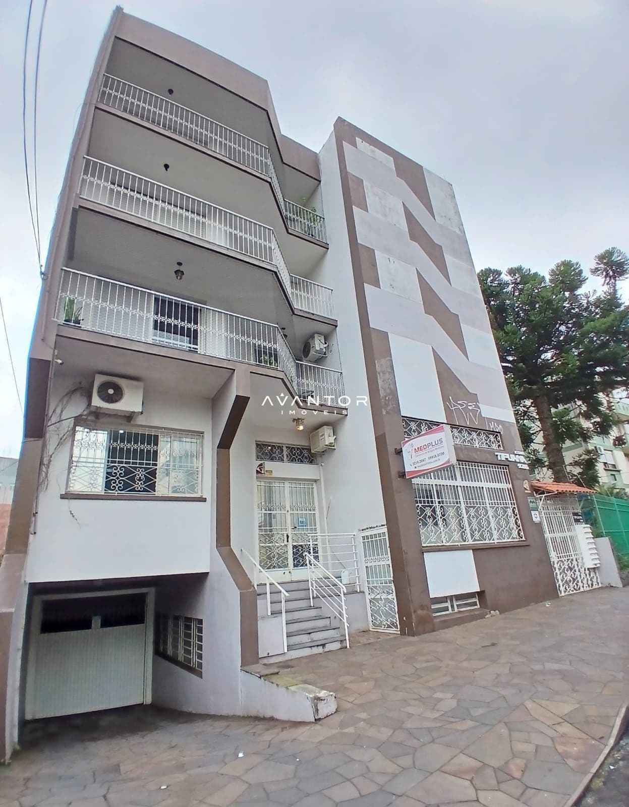 Fachada do prédio com entrada — Apartamento com 3 quartos à venda em Nossa Senhora de Fátima, Santa Maria/RS