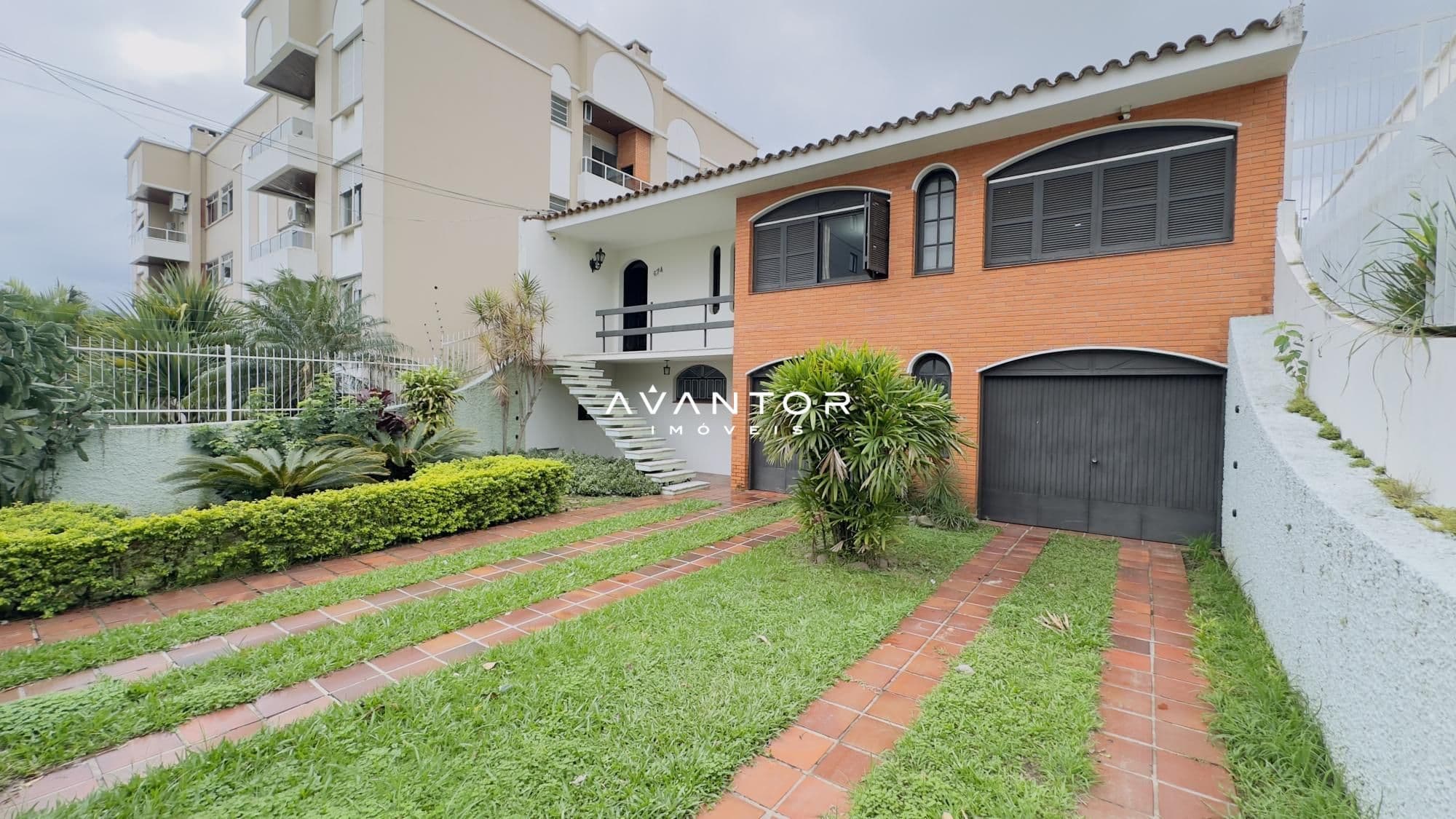 Fachada da casa com garagem e jardim — Casa com 3 quartos à venda em Centro, Santa Rosa/RS