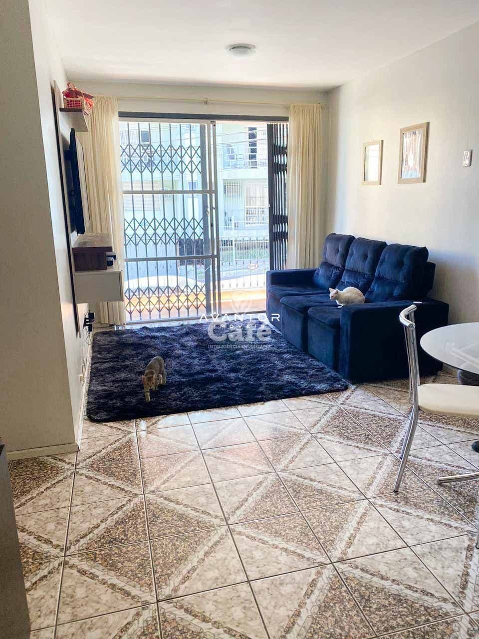 Sala de estar com sacada e sofá azul — Apartamento com 3 quartos à venda em Nossa Senhora de Fátima, Santa Maria/RS