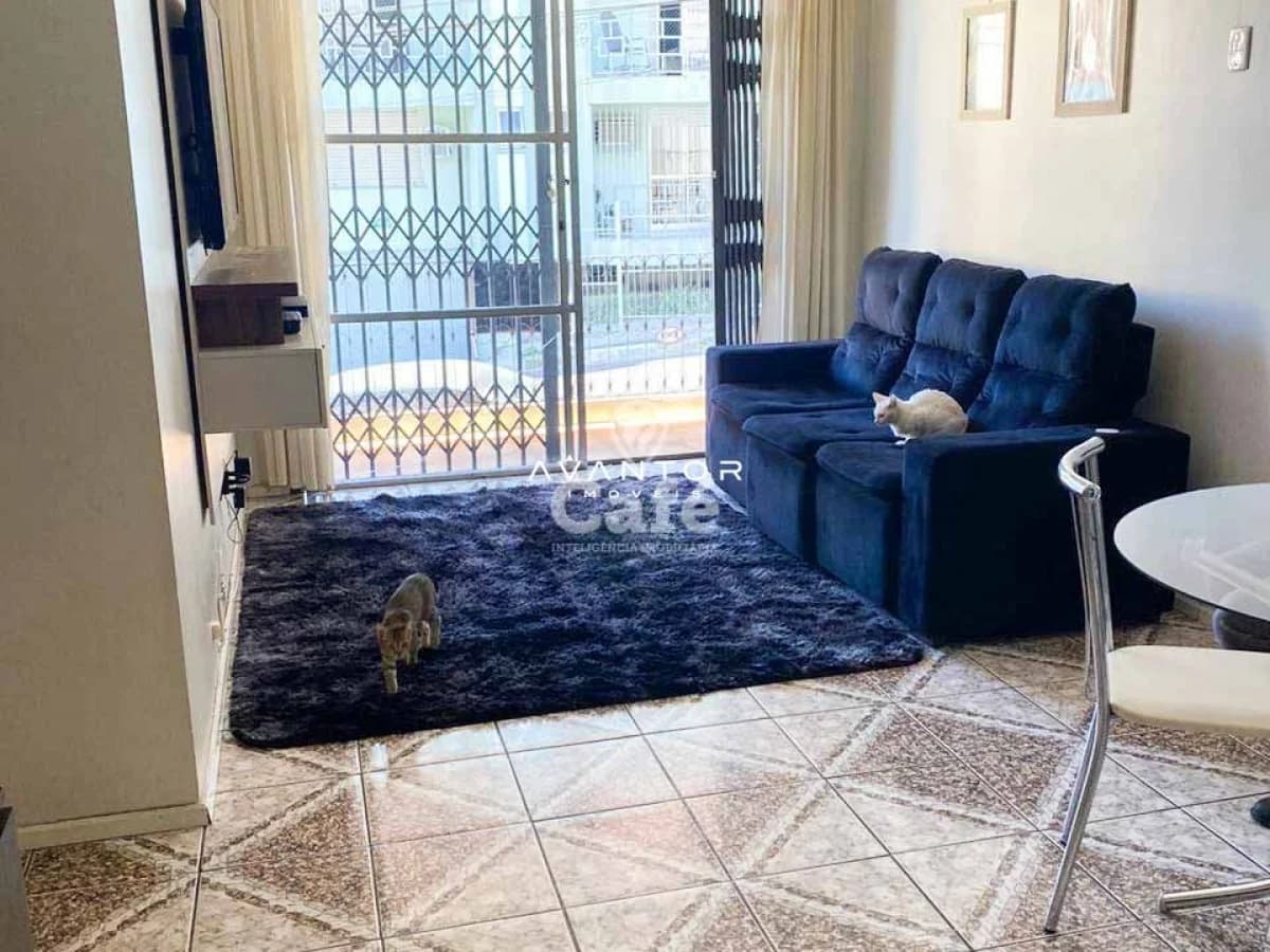 Sala de estar com sacada e sofá azul — Apartamento com 3 quartos à venda em Nossa Senhora de Fátima, Santa Maria/RS