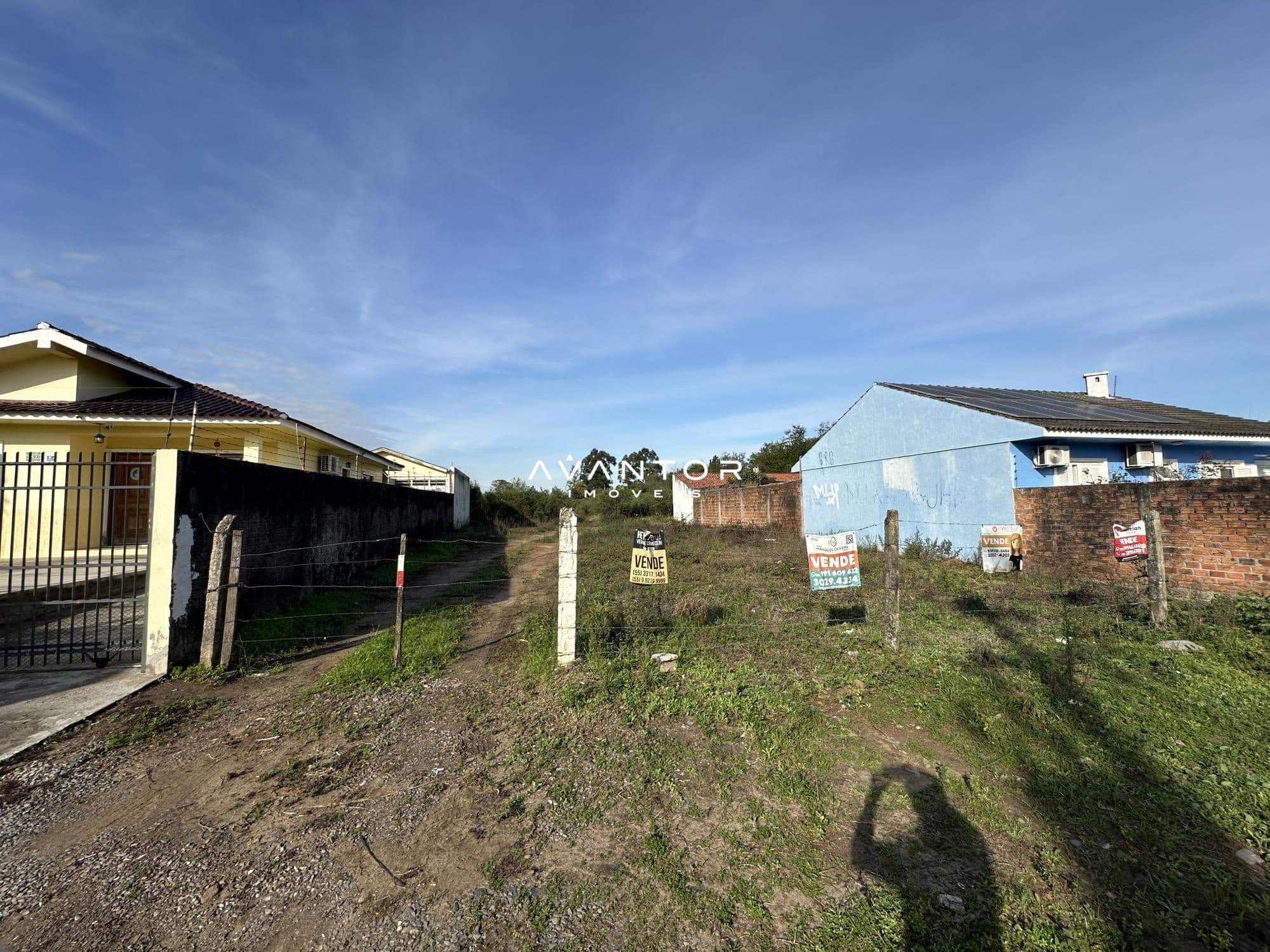 Terreno com casas e cercas — Terreno à venda em Pinheiro Machado, Santa Maria/RS