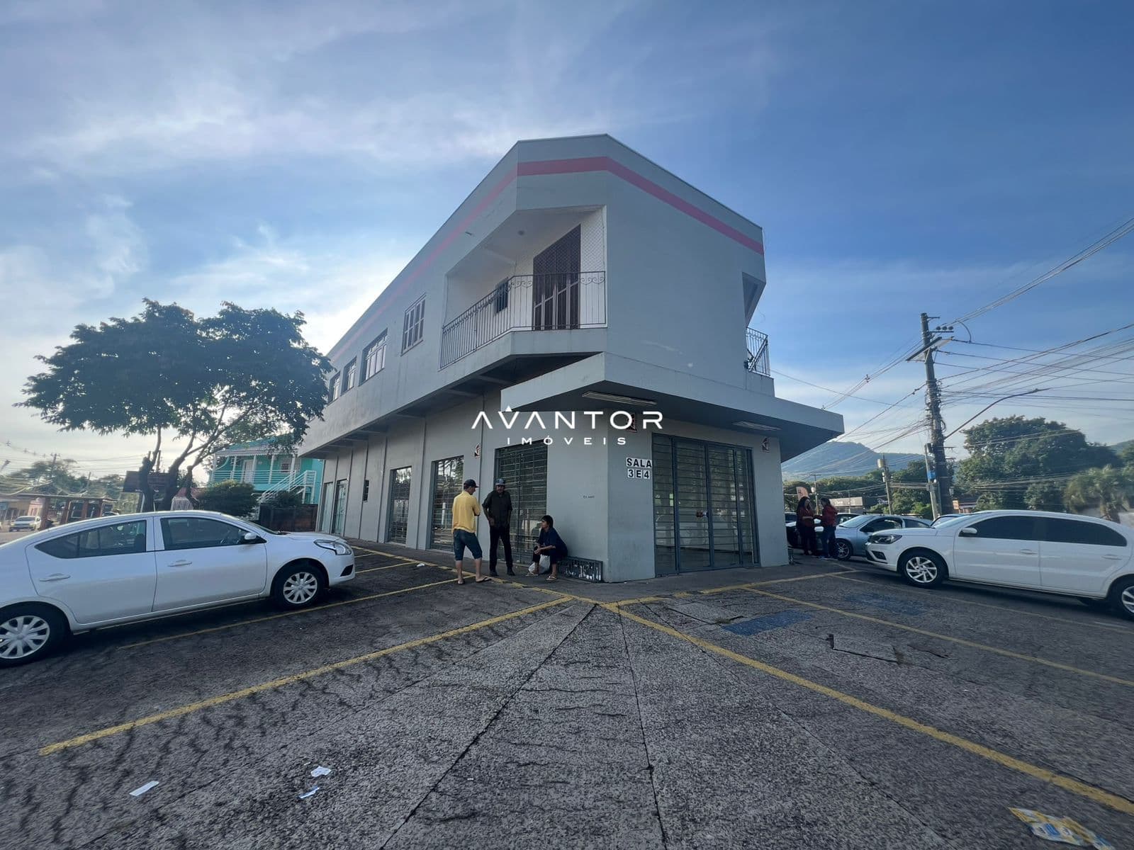 Fachada do prédio com lojas comerciais — Loja com 1 sala para alugar em Nossa Senhora do Rosário, Santa Maria/RS