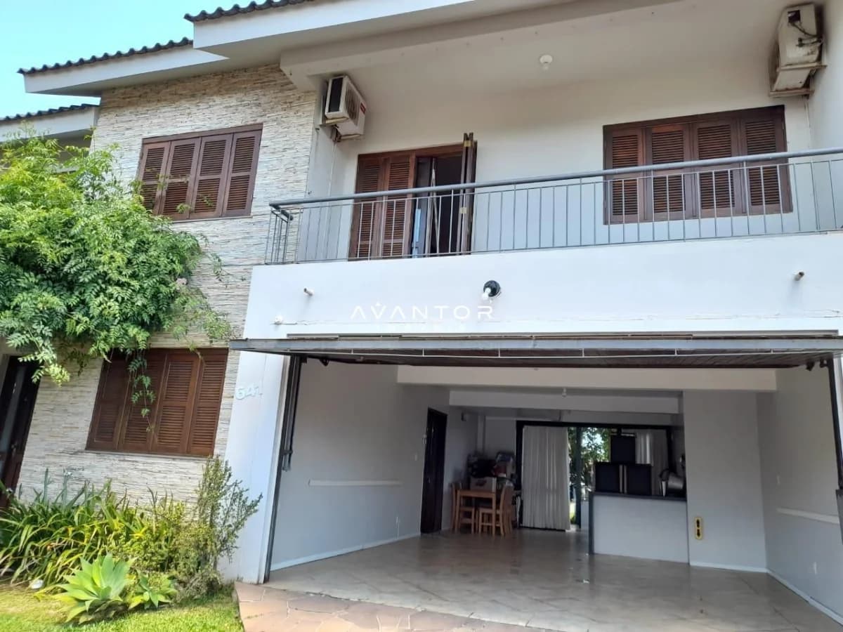 Fachada da casa com garagem — Casa com 4 quartos à venda em Camobi, Santa Maria/RS