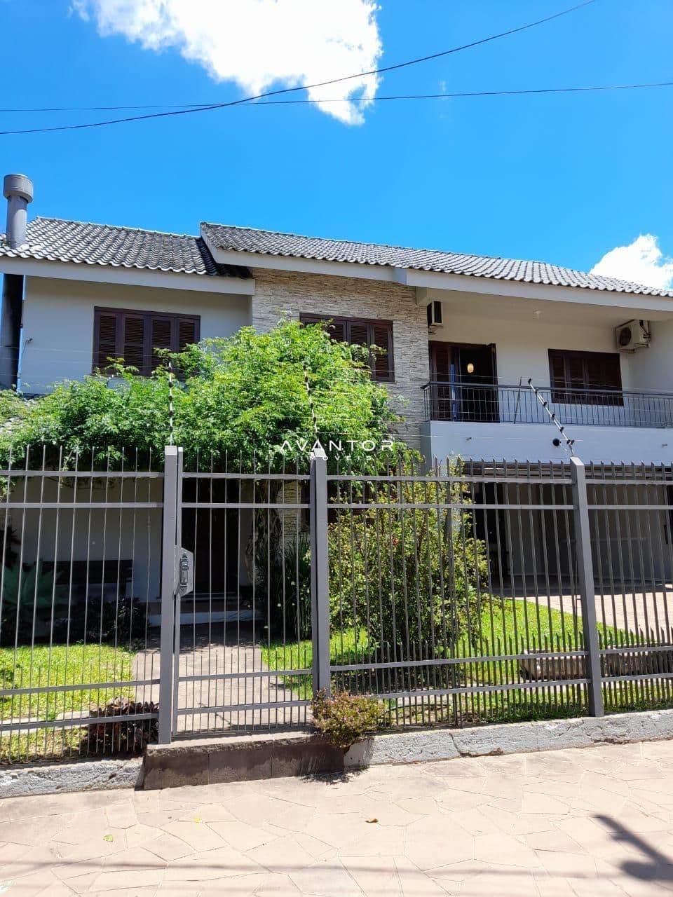 Fachada da casa com portão e garagem — Casa com 4 quartos à venda em Camobi, Santa Maria/RS