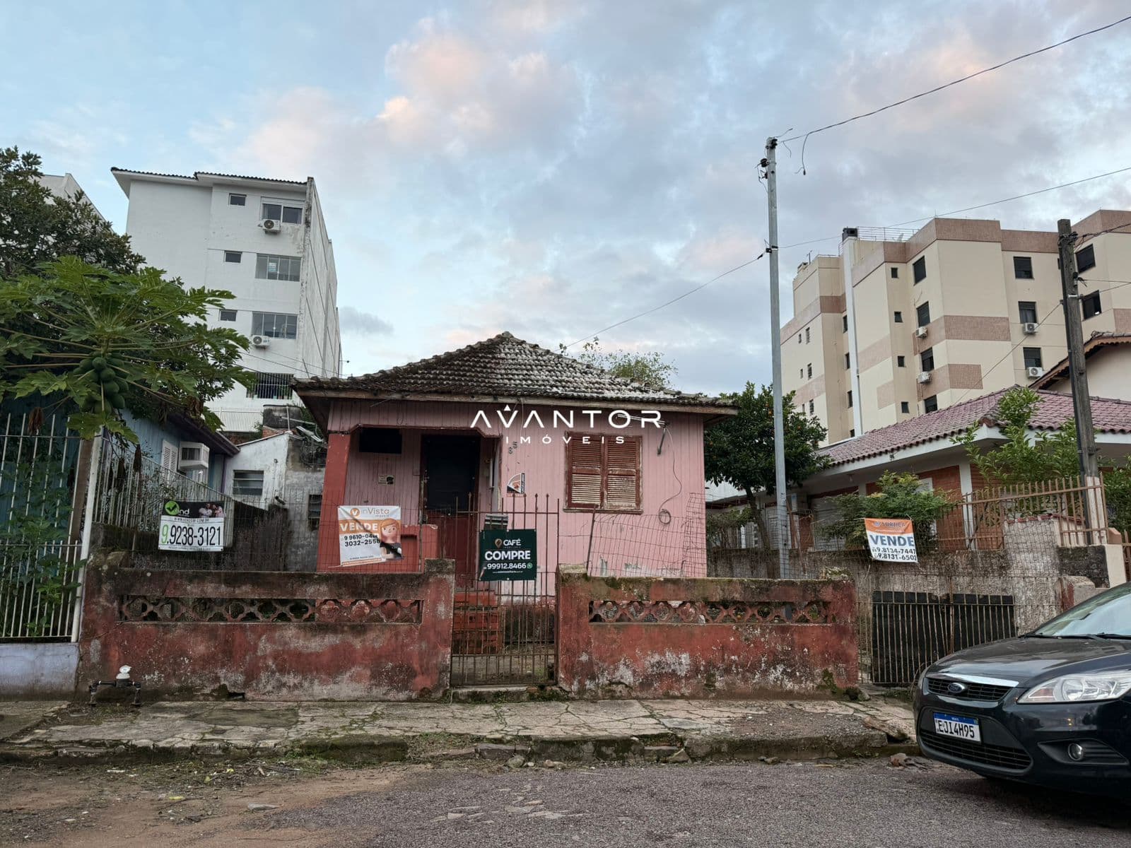 Fachada da casa com muro frontal — Terreno à venda em Nossa Senhora de Lourdes, Santa Maria/RS