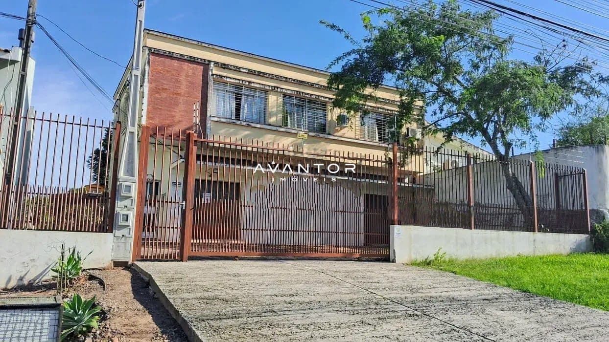 Fachada da casa com portão — Sala Comercial com 1 sala à venda em Camobi, Santa Maria/RS