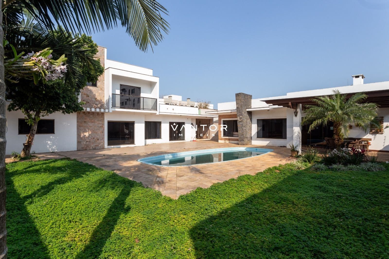 Fachada da casa com piscina — Casa com 4 quartos à venda em Camobi, Santa Maria/RS