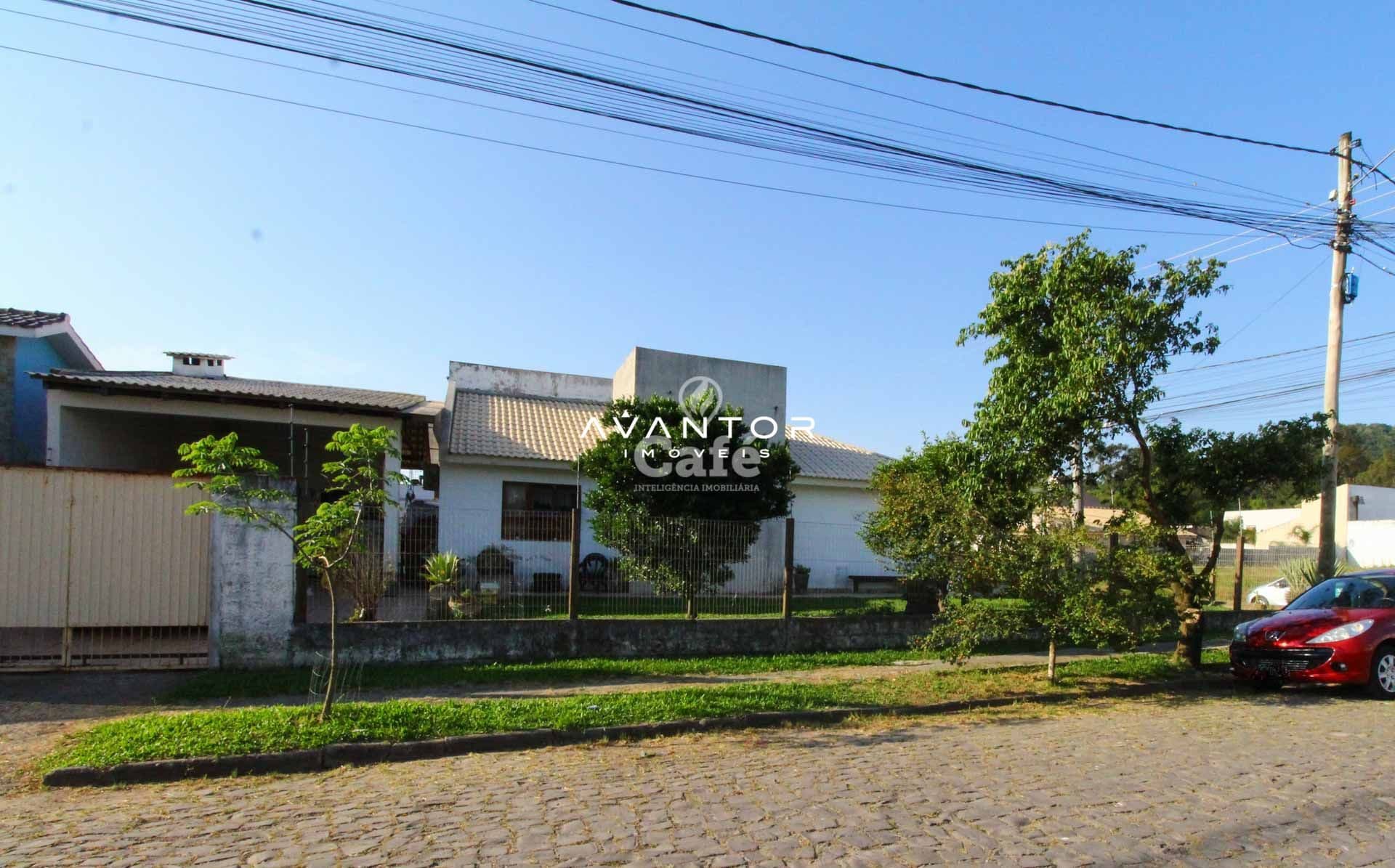 Casa à venda com 3 dormitórios 3 banheiros 2 vagas de garagem e amplo pátio — Casa com 3 quartos à venda em Tomazetti, Santa Maria/RS