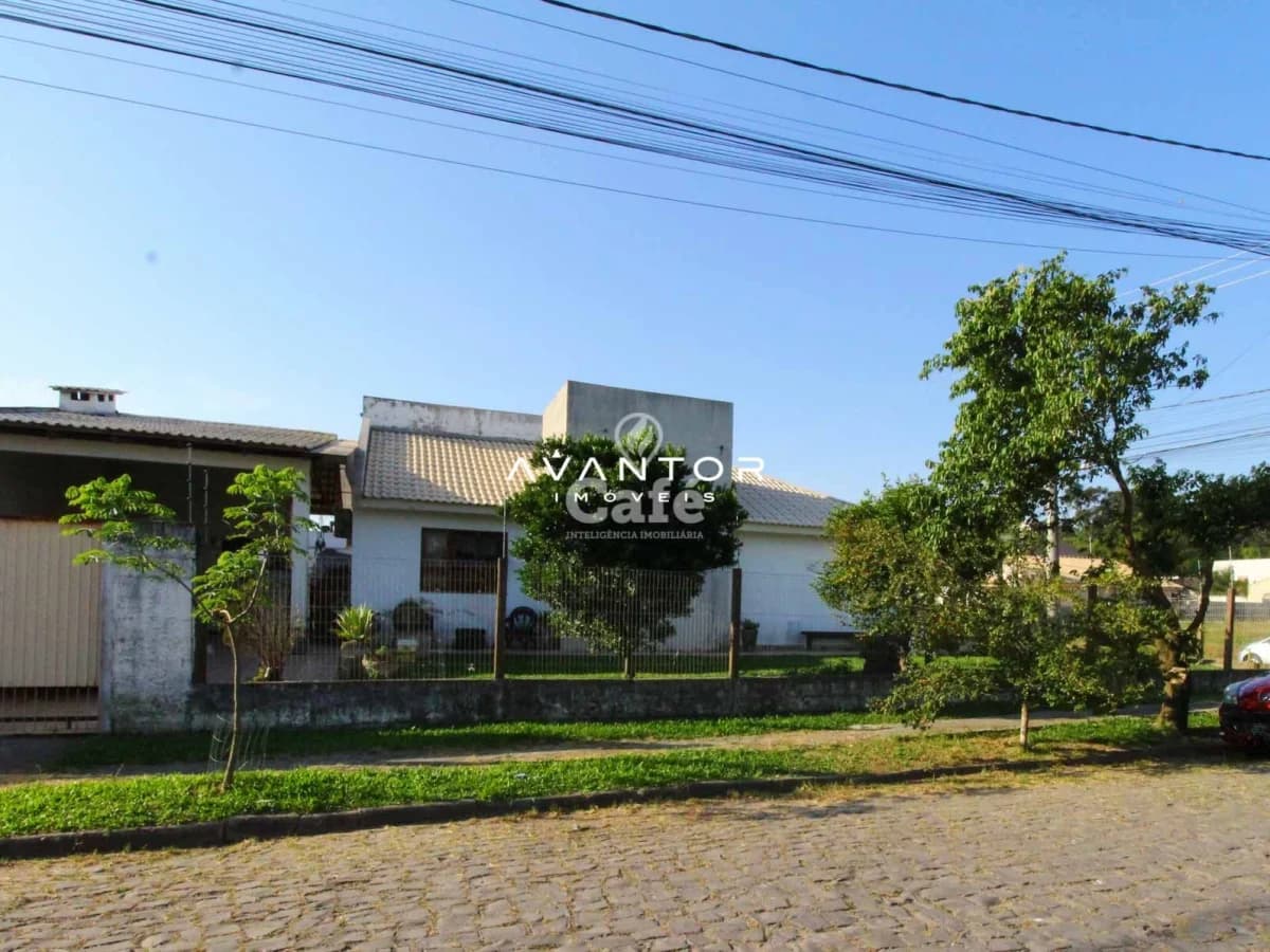 Casa à venda com 3 dormitórios 3 banheiros 2 vagas de garagem e amplo pátio — Casa com 3 quartos à venda em Tomazetti, Santa Maria/RS